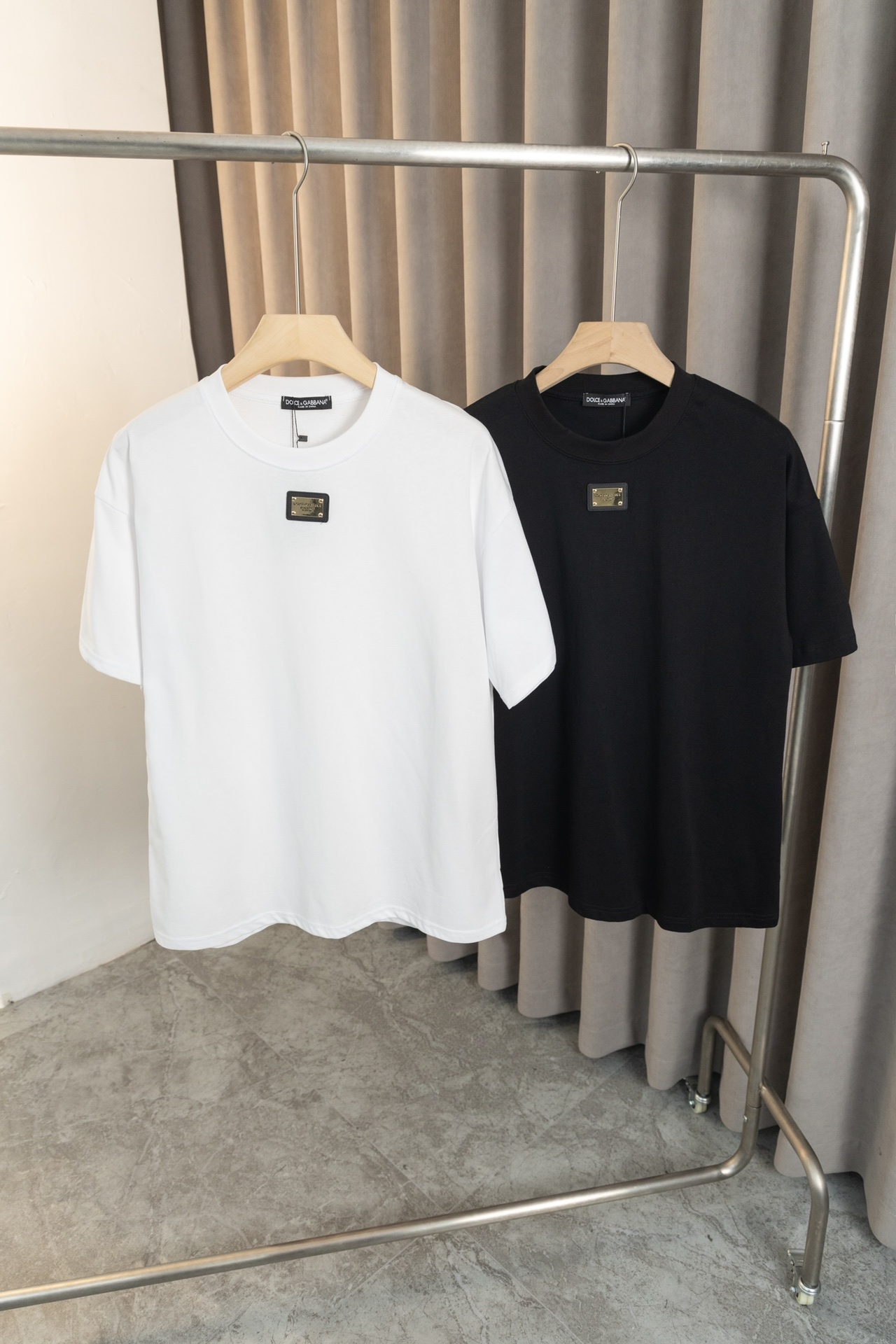 A1008 Tallas europeas XS～L 《𝙉𝙚𝙬♈️ D&G》🔥Dolce & Gabbana 24ss nueva camiseta, corte europeo, el pecho utiliza técnica…