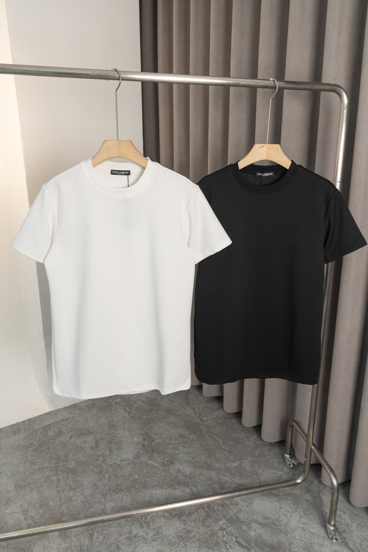T2111 《𝙉𝙚𝙬♈️ D&G》🔥Dolce & Gabbana 24ss nueva camiseta, logo de letras jacquard en todo el cuerpo, moderna y versáti…