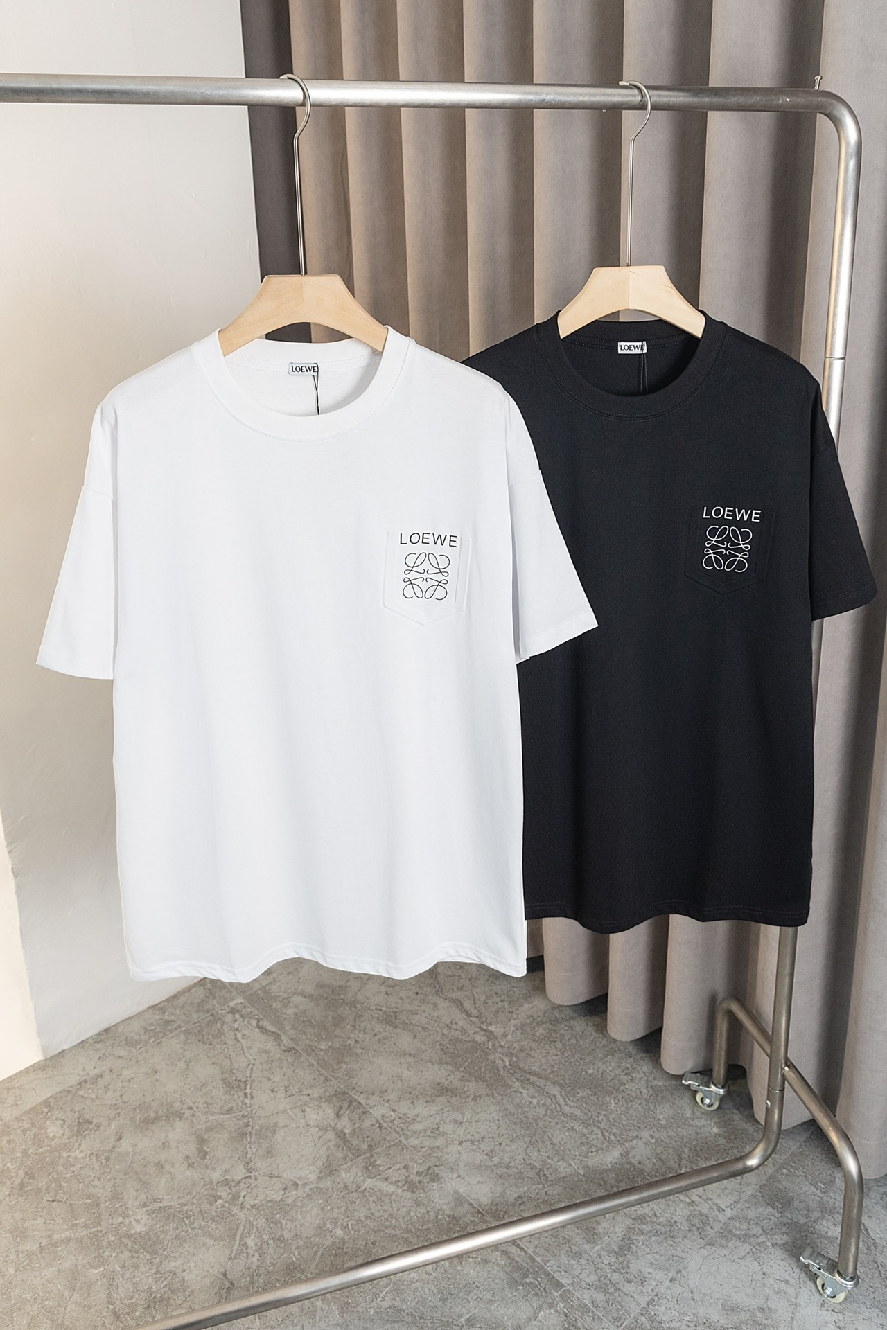 🅿️72 A1011 欧版XS～L码 《𝙉𝙚𝙬♈️罗意威》LOEWE 24ss新款欧版T恤，左胸前字母logo压花凹凸工艺，采用260克双纱面料，时尚百搭 ，男女同款 颜色:白色，黑色.尺码：XS S M L 4个码.