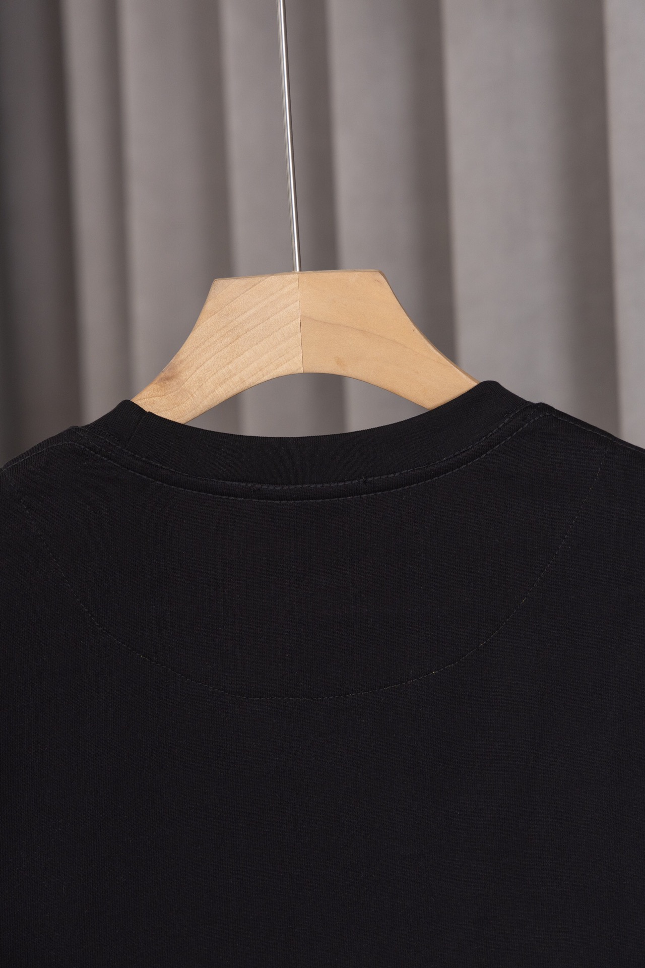 Customized Coach T-shirts with Pocket Design and Soft Fabric in Monochrome. - 图片 5
