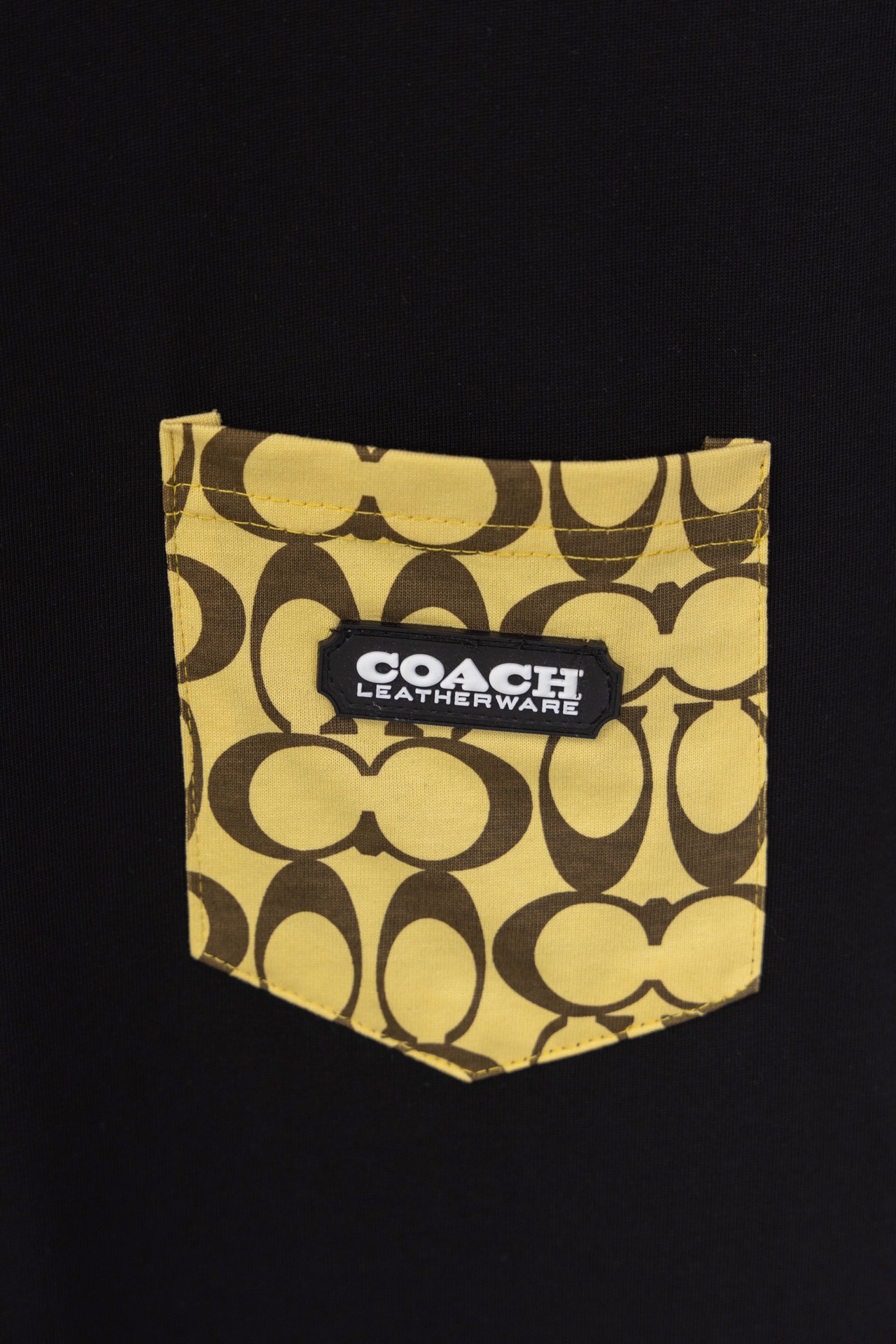 Customized Coach T-shirts with Pocket Design and Soft Fabric in Monochrome. - 图片 3