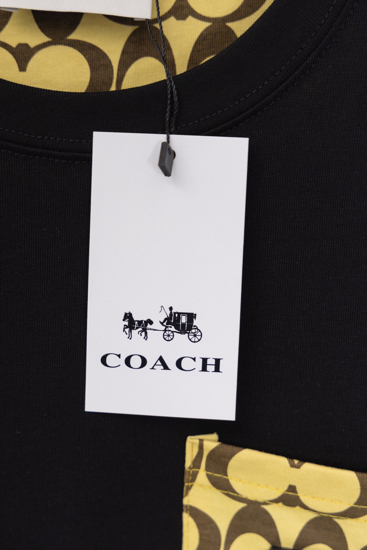 Customized Coach T-shirts with Pocket Design and Soft Fabric in Monochrome. - 图片 6