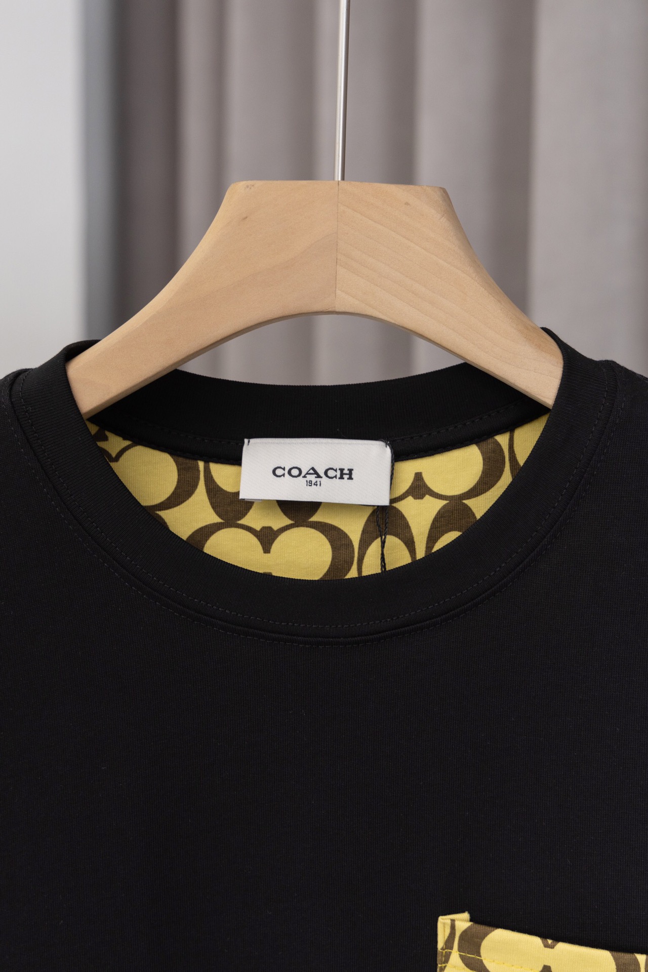 Customized Coach T-shirts with Pocket Design and Soft Fabric in Monochrome. - 图片 4
