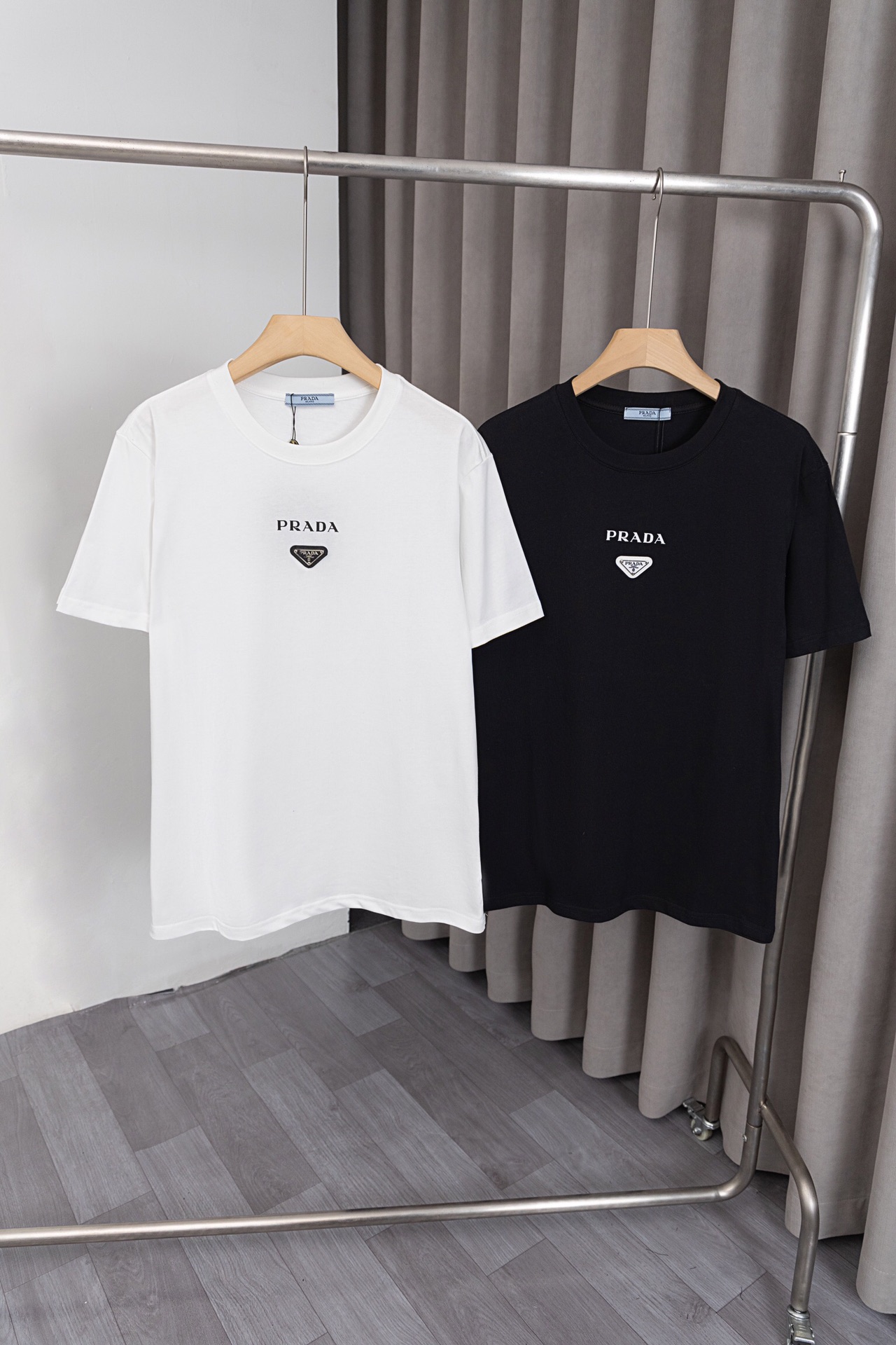 X035 "𝙉𝙚𝙬♈️PRADA" 🔥 Nueva camiseta Prada 25ss, que combina tecnología de marcado de triángulos de metales pesados ​…