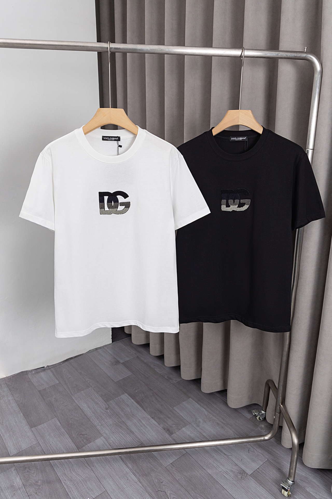 X019 《𝙉𝙚𝙬♈️ D&G》🔥Dolce & Gabbana 25ss nueva camiseta, el logo en el pecho utiliza técnica de bordado, tela de algod…