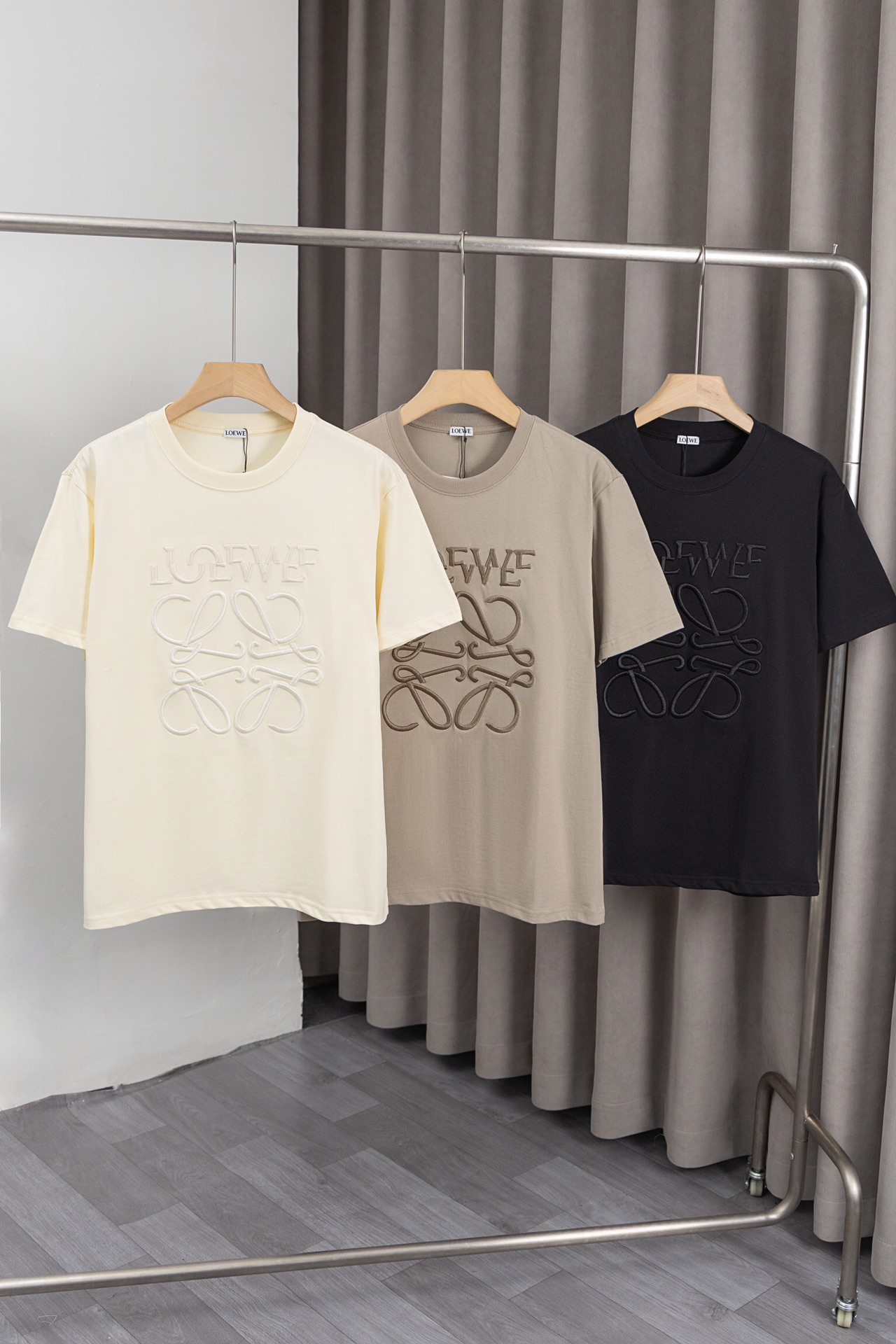 🅿️72 X029 《𝙉𝙚𝙬♈️Loewe》LOEWE 2025 primavera-verano nueva camiseta, bordado de gran logo de letras en el pecho, tela …