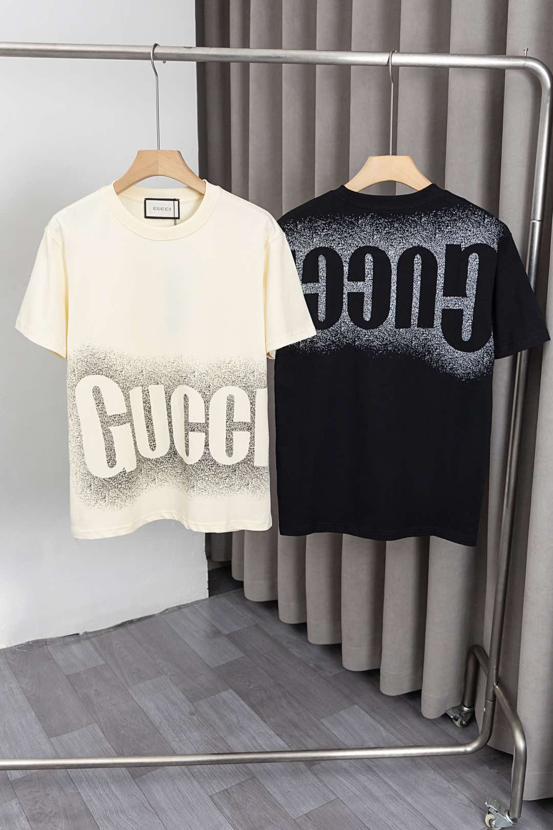 X030 Camiseta Gucci nueva 2025, con estampado de logo grande en letras delante y detrás, confeccionada con tela de algo…