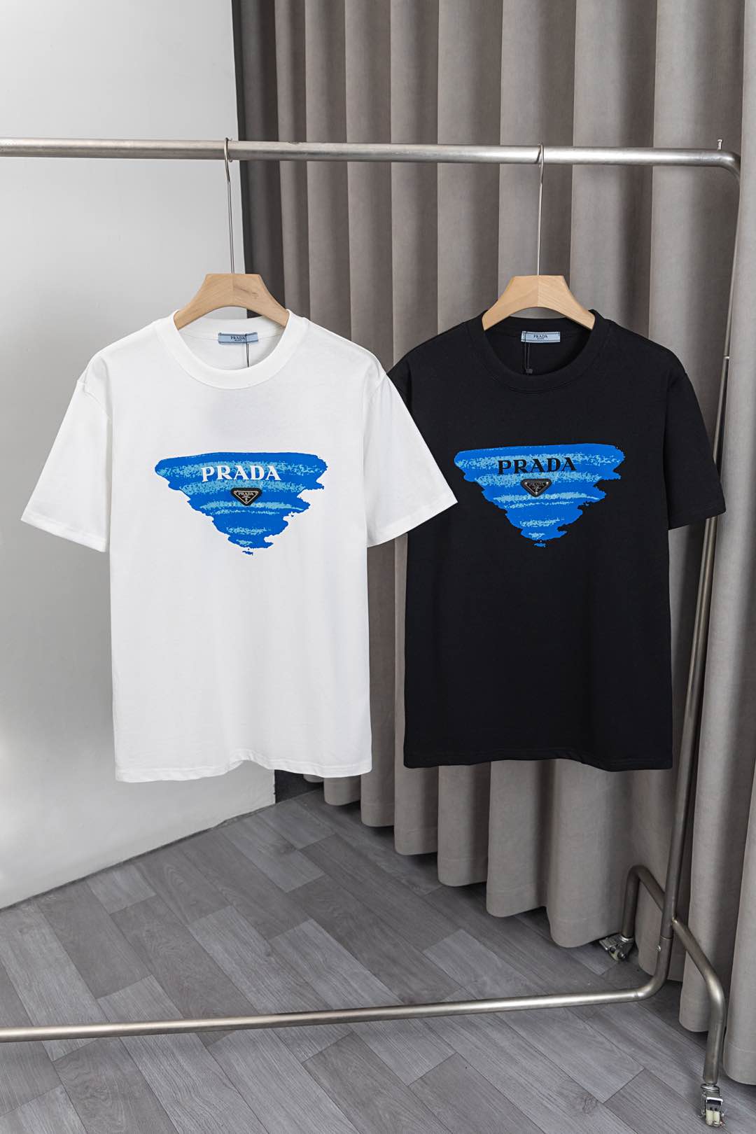 X041 "𝙉𝙚𝙬♈️PRADA"🔥 Nueva camiseta Prada 25ss, que combina tecnología de marcado de triángulos de metales pesados ​​…