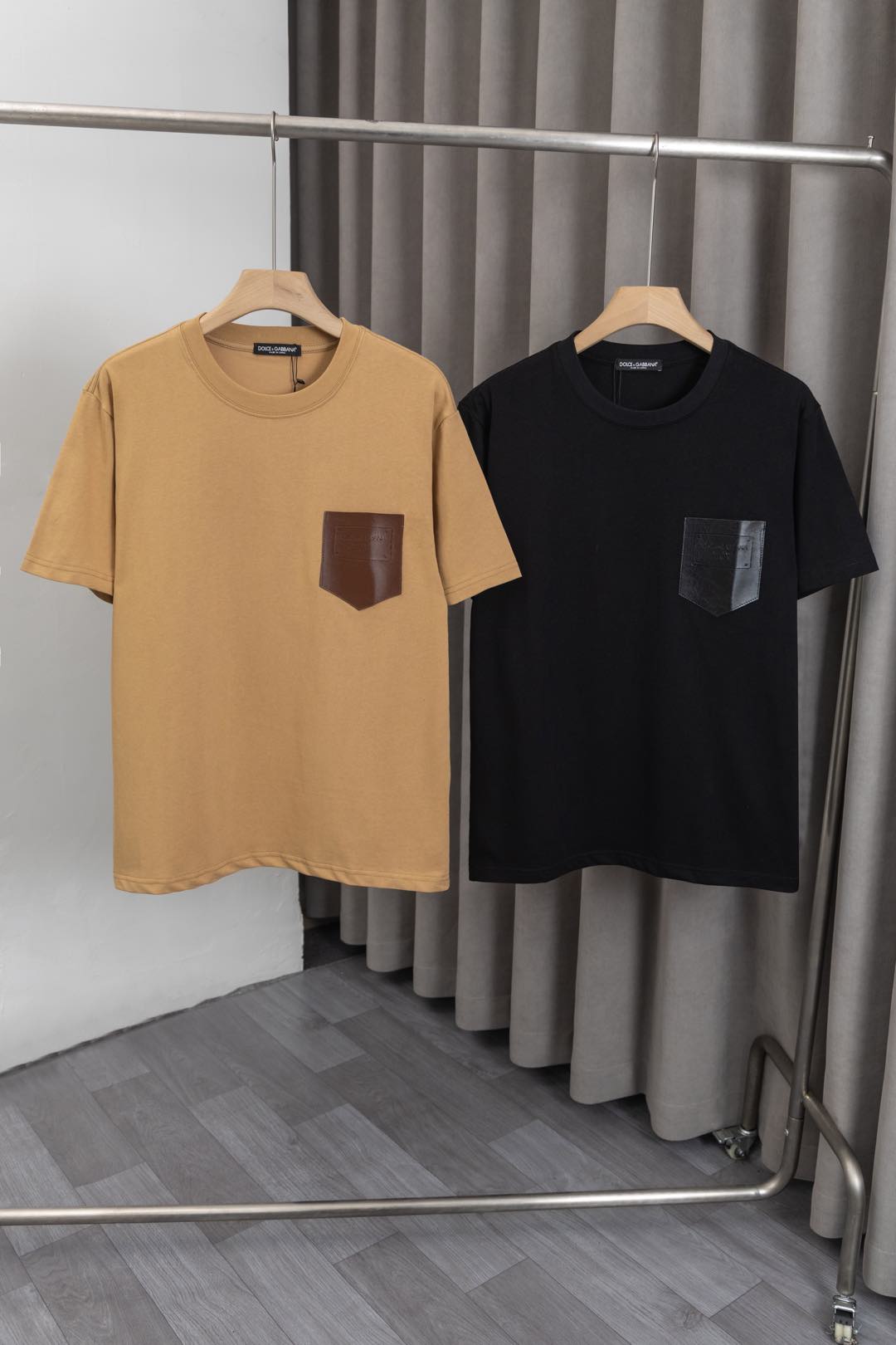 X044 《𝙉𝙚𝙬♈️ D&G》🔥Dolce&Gabbana 25ss new T-shirt, chest pocket with leather design craft, 260g double yarn combed co…