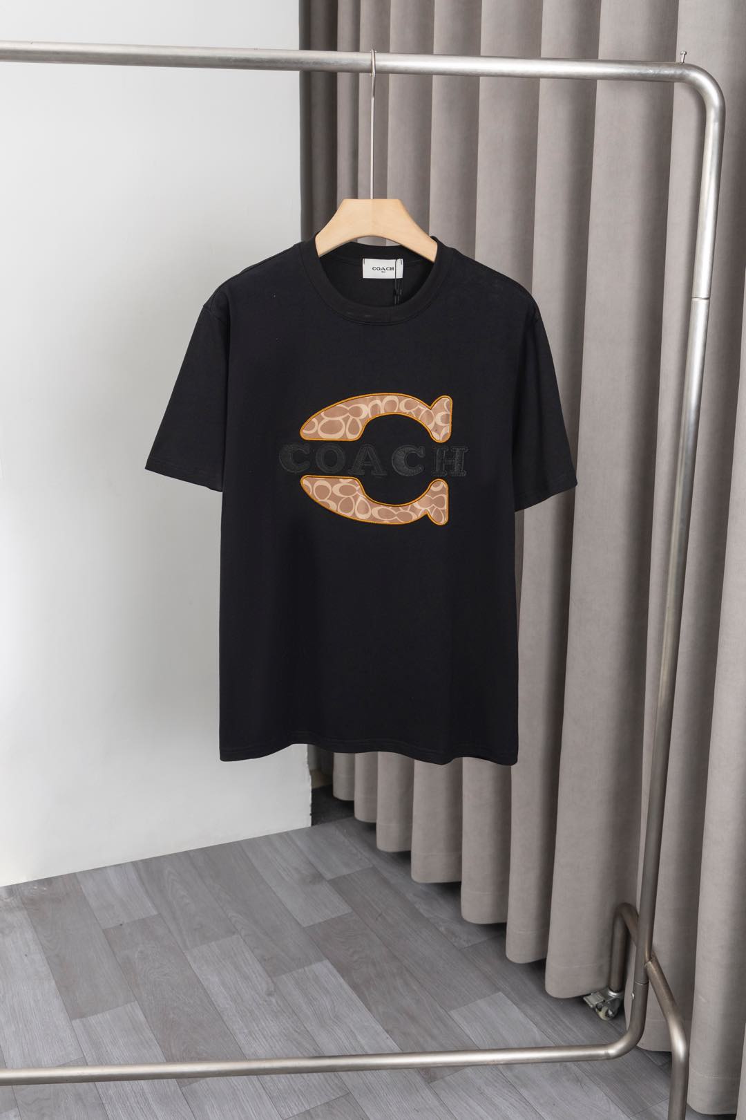 COACH Embroidered Logo T-shirts: Classic Design, Customized Cotton Fabric, Stylish Fashion. - 图片 6