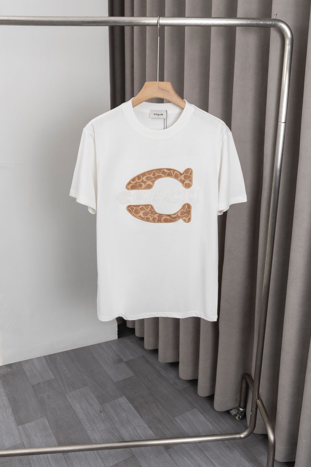 COACH Embroidered Logo T-shirts: Classic Design, Customized Cotton Fabric, Stylish Fashion. - 图片 2