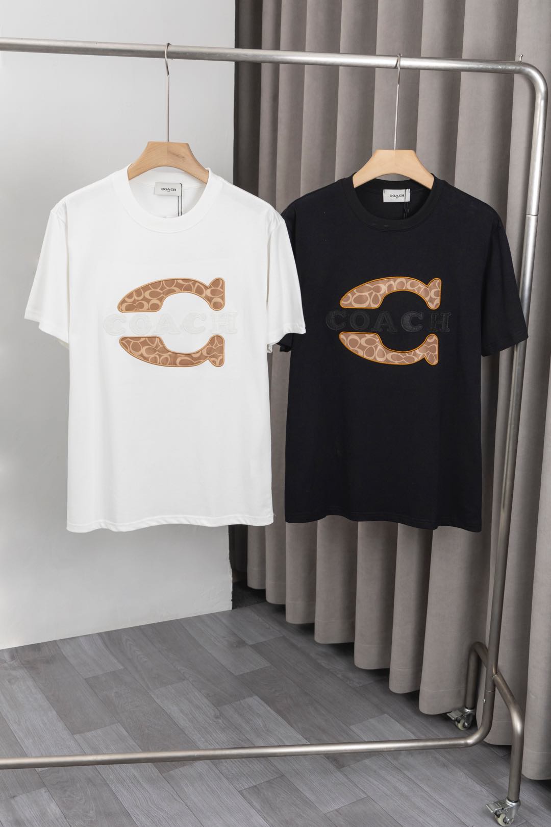 COACH Embroidered Logo T-shirts: Classic Design, Customized Cotton Fabric, Stylish Fashion.