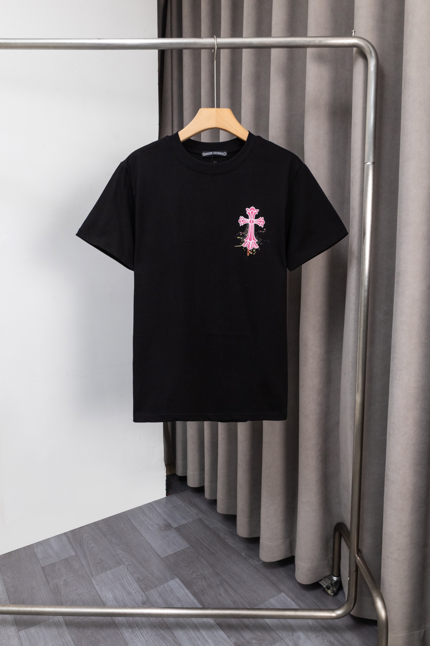 P137


Y030
Chrome Hearts 26ss新款T袖！采用260克双纱纯棉面料,前后图案+字母logo数码直喷工艺，时尚百搭 男女同款 颜色：黑色，白色，尺码:M～XXL码