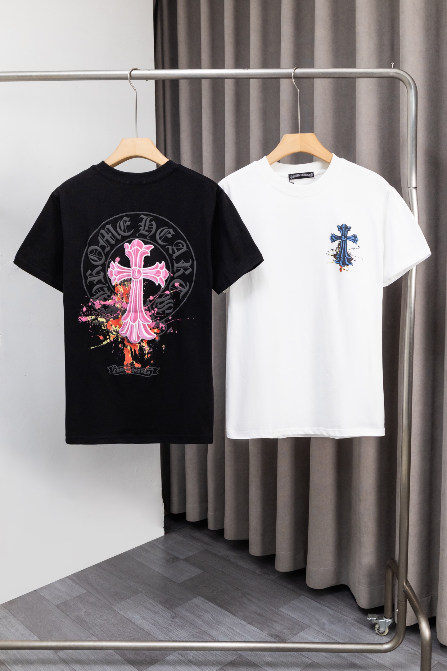 P137


Y030
Chrome Hearts 26ss新款T袖！采用260克双纱纯棉面料,前后图案+字母logo数码直喷工艺，时尚百搭 男女同款 颜色：黑色，白色，尺码:M～XXL码