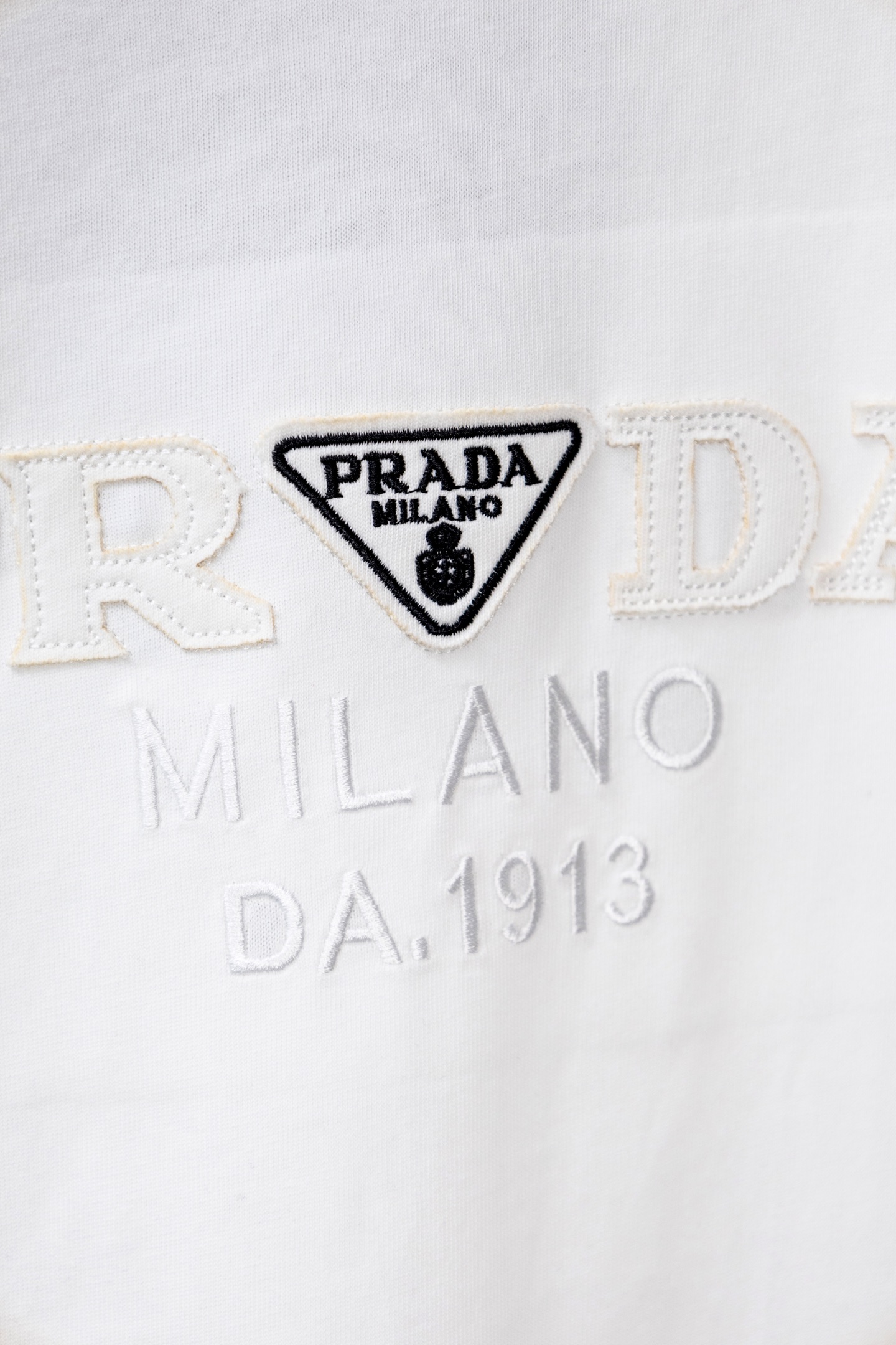 Y035 《New♈️PRADA》🔥 普拉达 26ss经典刺绣大字母T恤,品牌logo经典设计 高度定制260克双纱纯棉面料,面料柔软 时尚百搭 男女同款.颜色:黑色,白色 码.