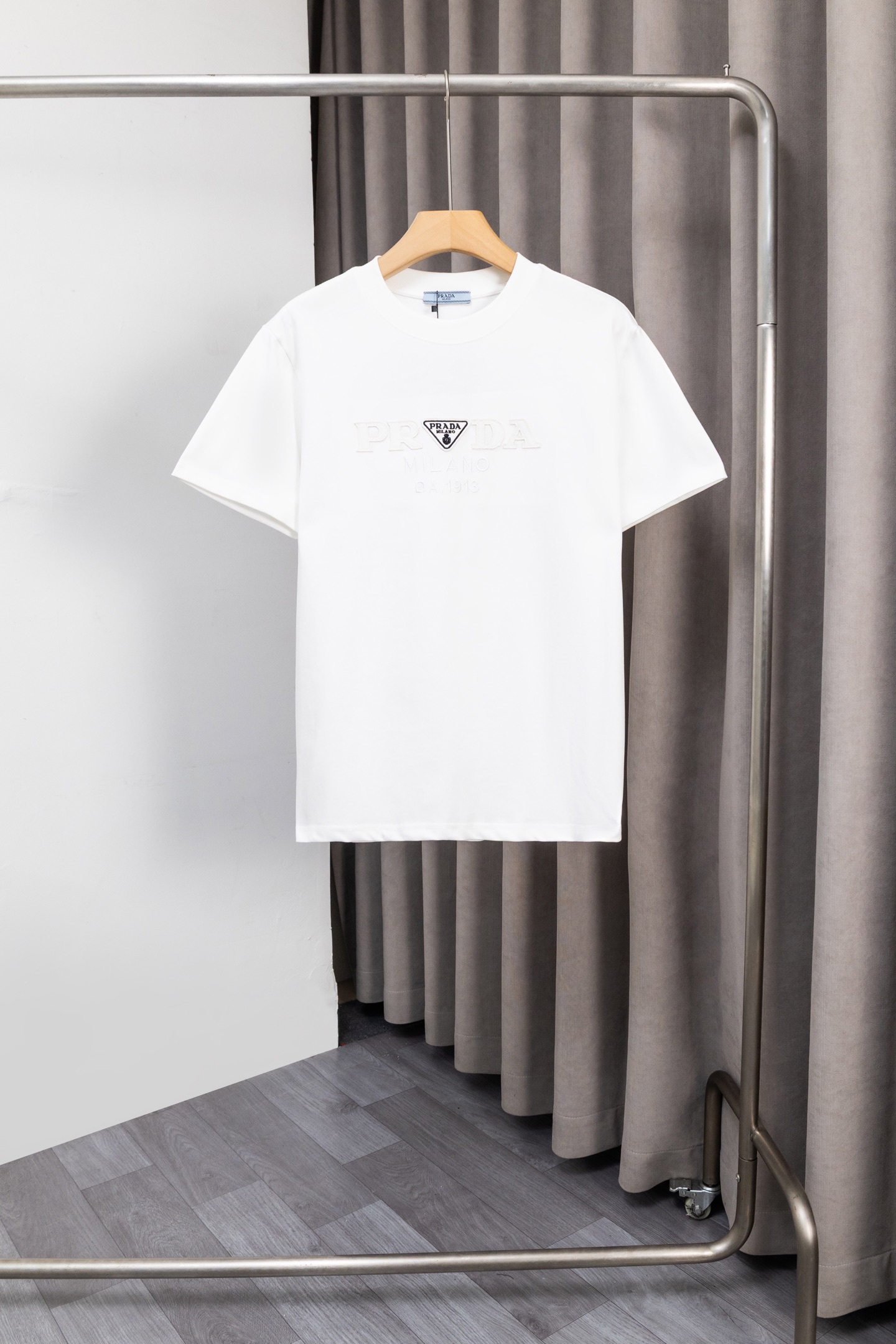 Y035 《New♈️PRADA》🔥 普拉达 26ss经典刺绣大字母T恤,品牌logo经典设计 高度定制260克双纱纯棉面料,面料柔软 时尚百搭 男女同款.颜色:黑色,白色 码.