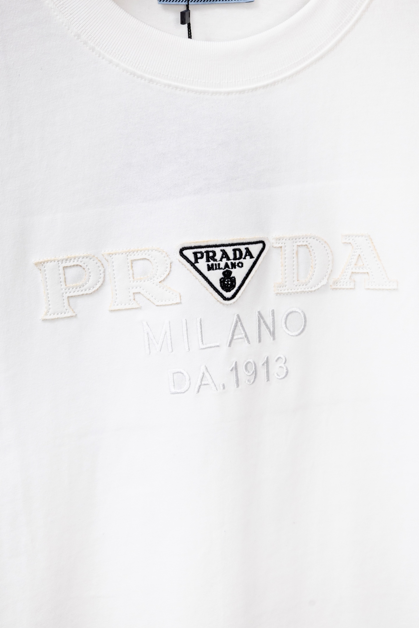 Y035 《New♈️PRADA》🔥 普拉达 26ss经典刺绣大字母T恤,品牌logo经典设计 高度定制260克双纱纯棉面料,面料柔软 时尚百搭 男女同款.颜色:黑色,白色 码.