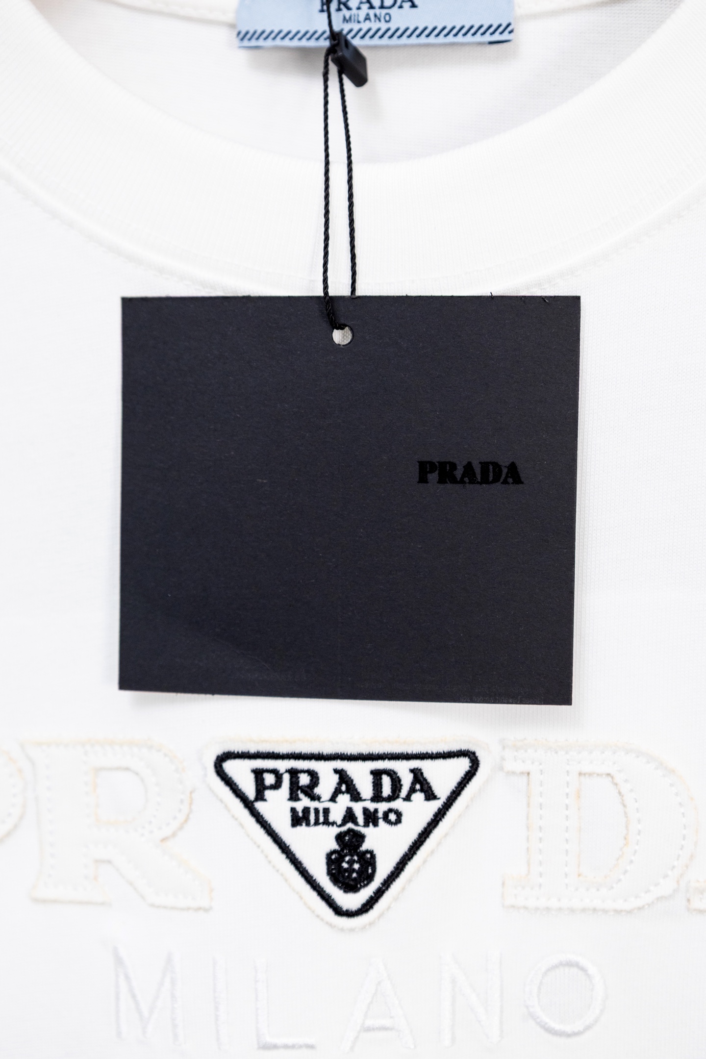 Y035 《New♈️PRADA》🔥 普拉达 26ss经典刺绣大字母T恤,品牌logo经典设计 高度定制260克双纱纯棉面料,面料柔软 时尚百搭 男女同款.颜色:黑色,白色 码.