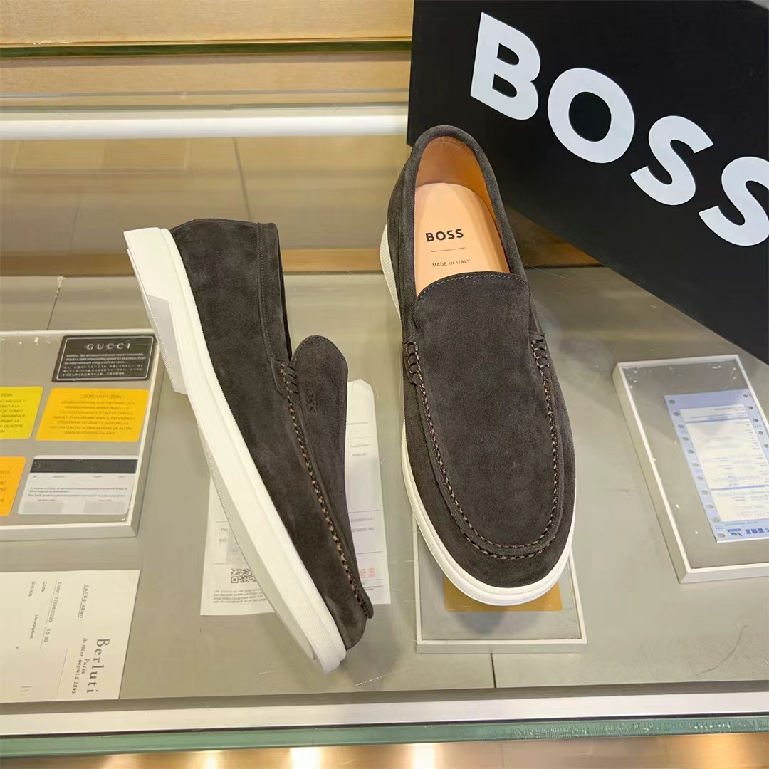 NO:744927,Real-price official website new suede loafers, men's casual shoes. Genuinely developed high-quality uppers are made of breathable suede, comfortable and sweat-absorbent cowhide lining. The rubber soles are very soft and light. The toe last shape is firm and full. The soles are made by Boss' original factory and can be freely entered and exited the counter. They are light and comfortable on the feet ~ purely handmade, the details determine the quality!  Size:38-46,,loafers,cowhide19860909实价官网新款绒面乐福鞋,男士休闲鞋 正版开发高品质鞋面由透气反绒皮、舒适吸汗牛皮内里 橡胶底非常软 轻盈,鞋头楦型挺而饱满,鞋底Boss原厂开模随意进出专柜 上脚轻便舒适~纯手工制作,细节决定品质！Size:38-46,,loafers,cowhide,Men's shoes