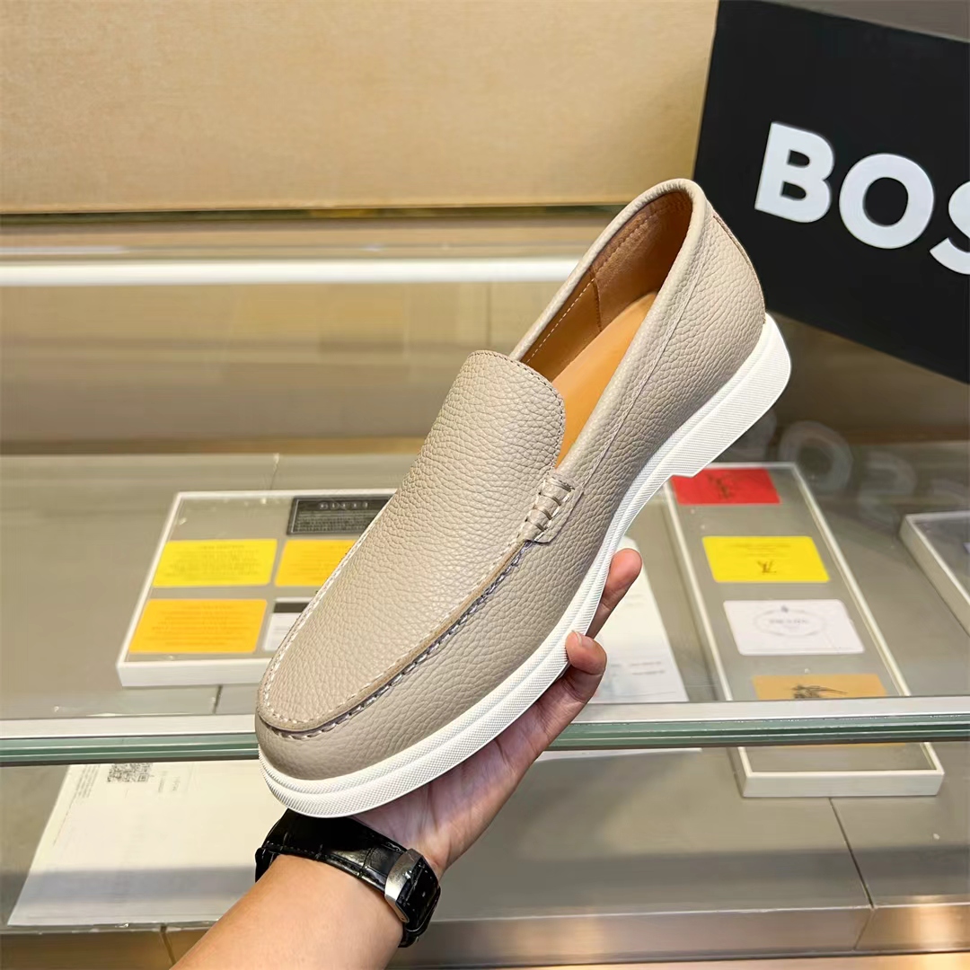 NO:744923,Real price official website new loafers, men's casual shoes. Genuinely developed high-quality uppers are made of imported grained cowhide, comfortable and sweat-absorbent cowhide lining. The original rubber sole is very soft and light, the toe last shape is firm and full, and the sole is made by Boss' original mold and can be freely entered and exited the counter. It is light and comfortable on the foot ~ purely handmade, details determine the quality!  Color off-white Size:38-46,,loafers,cowhide19860909实价 官网新款乐福鞋,男士休闲鞋 正版开发高品质鞋面由进口粒纹牛皮、舒适吸汗牛皮内里 原版橡胶底非常软 轻盈,鞋头楦型挺而饱满,鞋底Boss原厂开模随意进出专柜 上脚轻便舒适~纯手工制作,细节决定品质！ 颜色米白 Size:38-46,,loafers,cowhide,Men's shoes