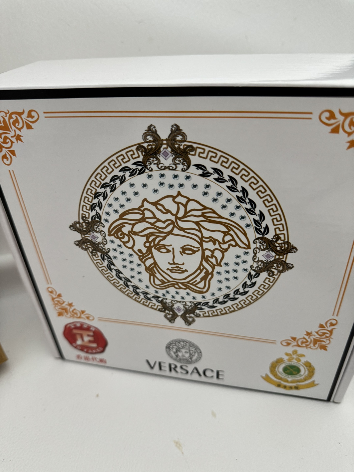 品名：VERSACE.范思哲 💕自动带P210
材质：原单牛皮腰带 百分百头层牛皮腰带✨保证真皮，24K纯钢扣，专柜原单品质、做工精细，时尚大牌，送人自用首选
包装： 请认准如图专柜包装💕赠送打孔器💞手提袋💕专柜礼盒💍宽度3.5CM自动扣