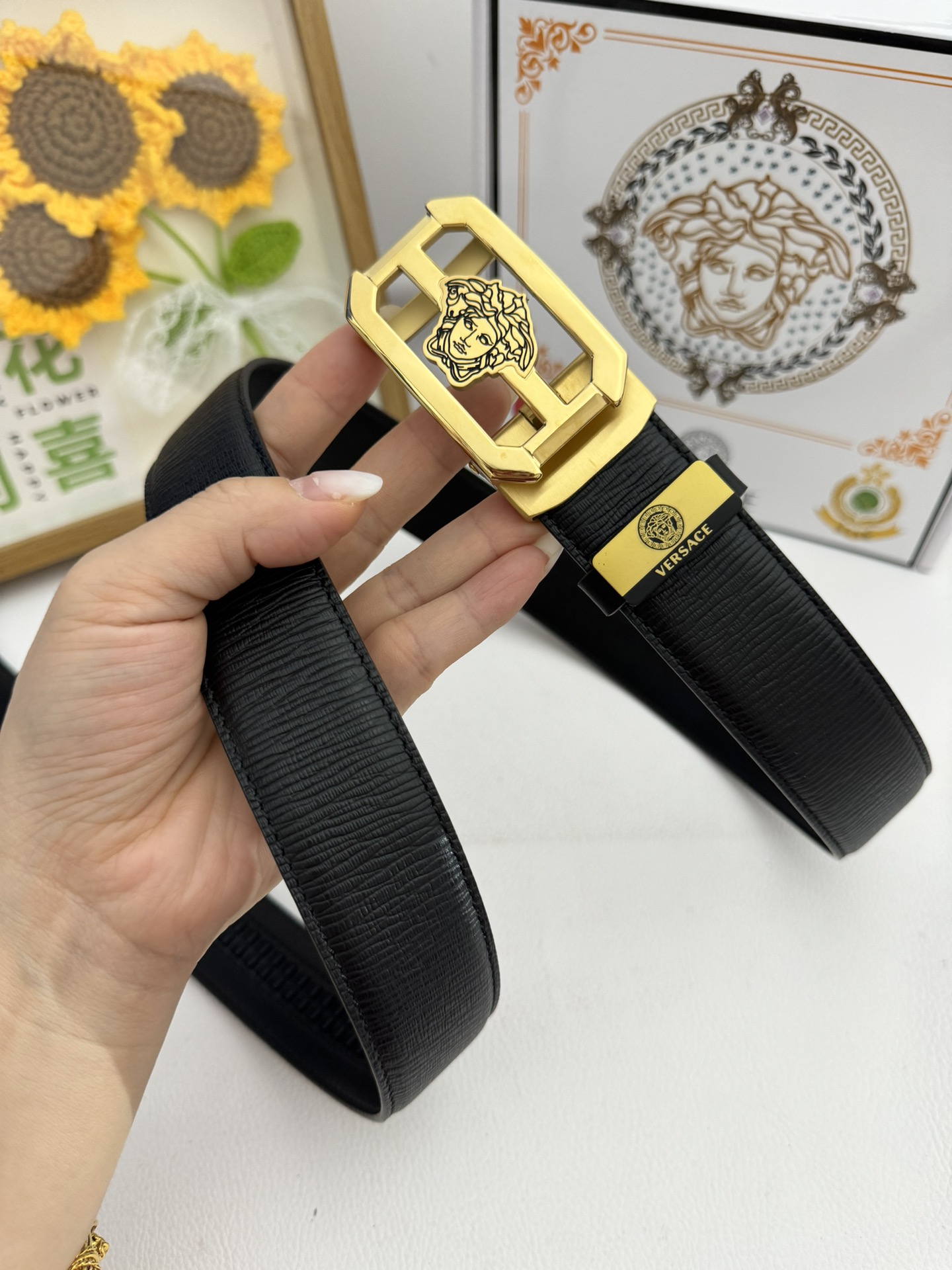 品名：VERSACE.范思哲 💕自动带P210
材质：原单牛皮腰带 百分百头层牛皮腰带✨保证真皮，24K纯钢扣，专柜原单品质、做工精细，时尚大牌，送人自用首选
包装： 请认准如图专柜包装💕赠送打孔器💞手提袋💕专柜礼盒💍宽度3.5CM自动扣