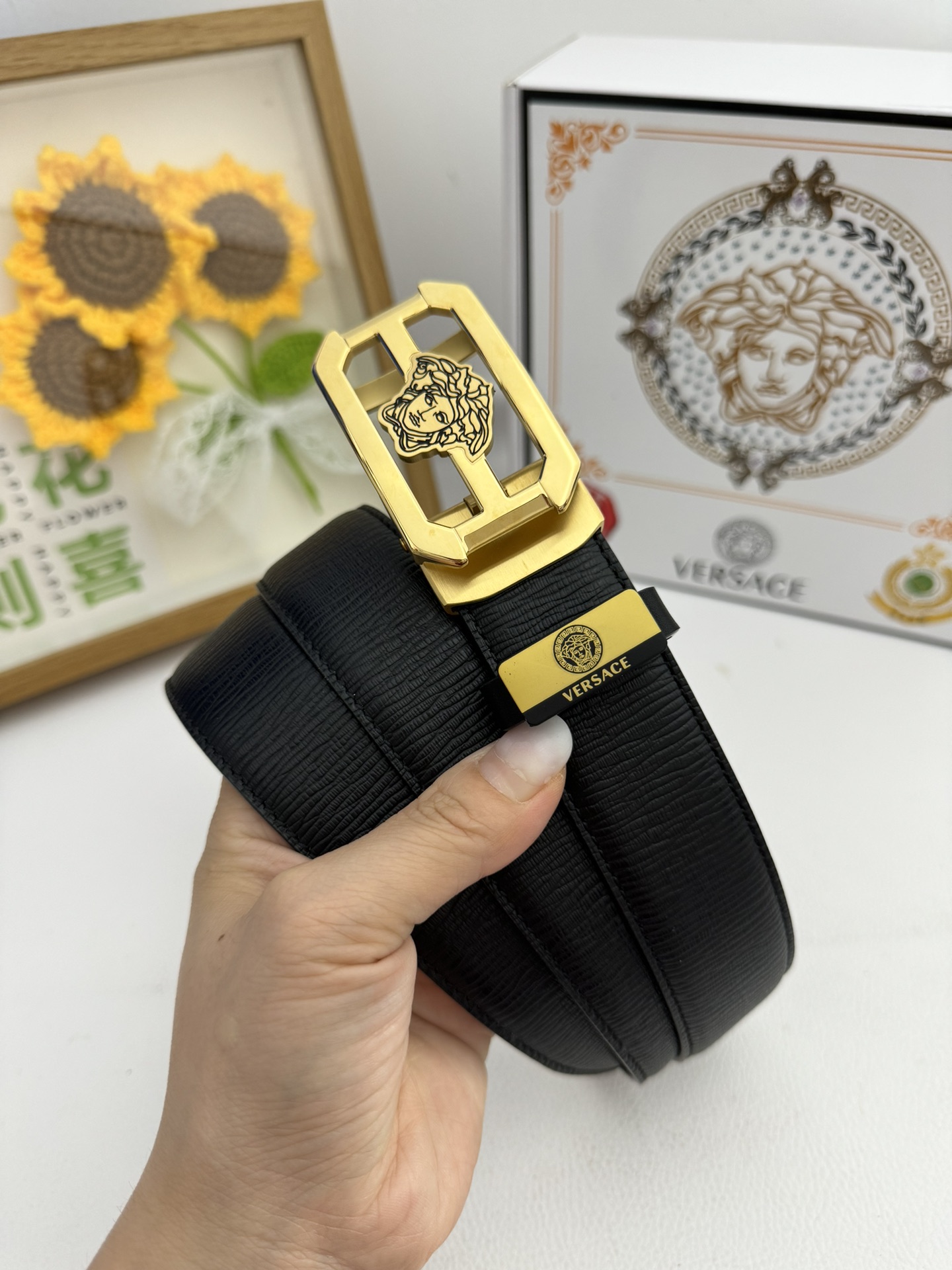 品名：VERSACE.范思哲 💕自动带P210
材质：原单牛皮腰带 百分百头层牛皮腰带✨保证真皮，24K纯钢扣，专柜原单品质、做工精细，时尚大牌，送人自用首选
包装： 请认准如图专柜包装💕赠送打孔器💞手提袋💕专柜礼盒💍宽度3.5CM自动扣