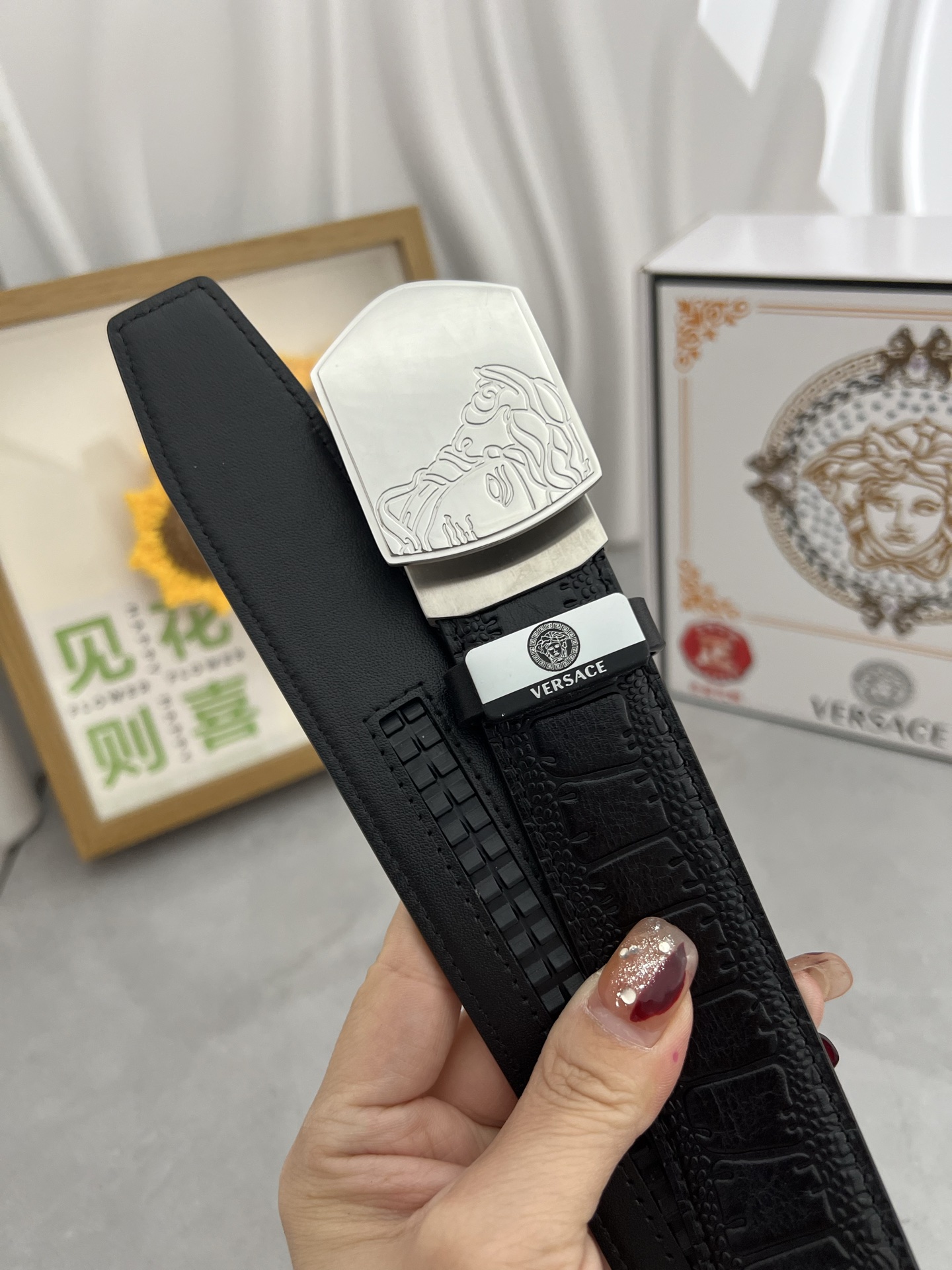 品名：VERSACE.范思哲 💕自动带P210
材质：原单牛皮腰带 百分百头层牛皮腰带✨保证真皮，24K纯钢扣，专柜原单品质、做工精细，时尚大牌，送人自用首选
包装： 请认准如图专柜包装💕赠送打孔器💞手提袋💕专柜礼盒💍宽度3.5CM自动扣