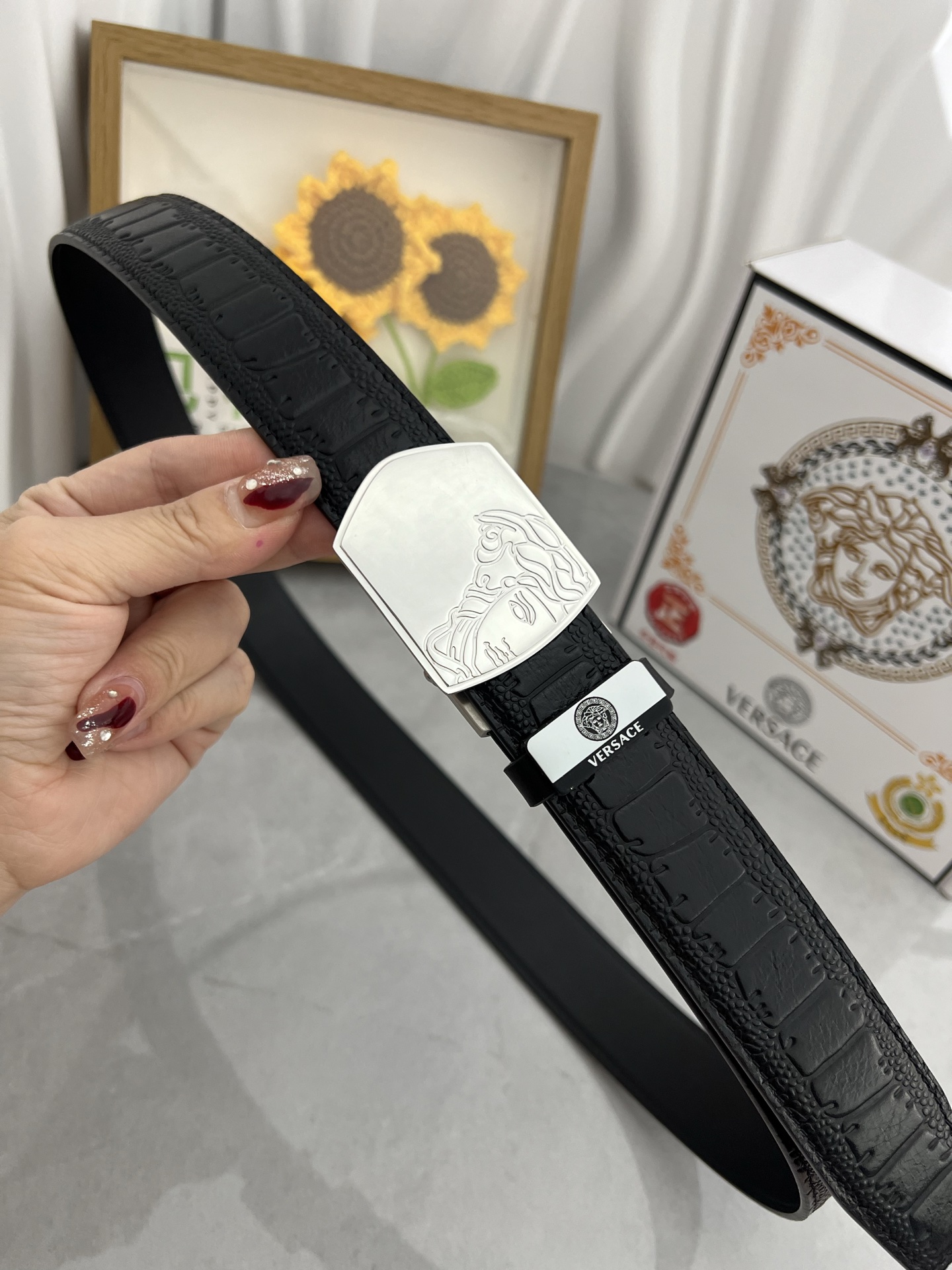 品名：VERSACE.范思哲 💕自动带P210
材质：原单牛皮腰带 百分百头层牛皮腰带✨保证真皮，24K纯钢扣，专柜原单品质、做工精细，时尚大牌，送人自用首选
包装： 请认准如图专柜包装💕赠送打孔器💞手提袋💕专柜礼盒💍宽度3.5CM自动扣