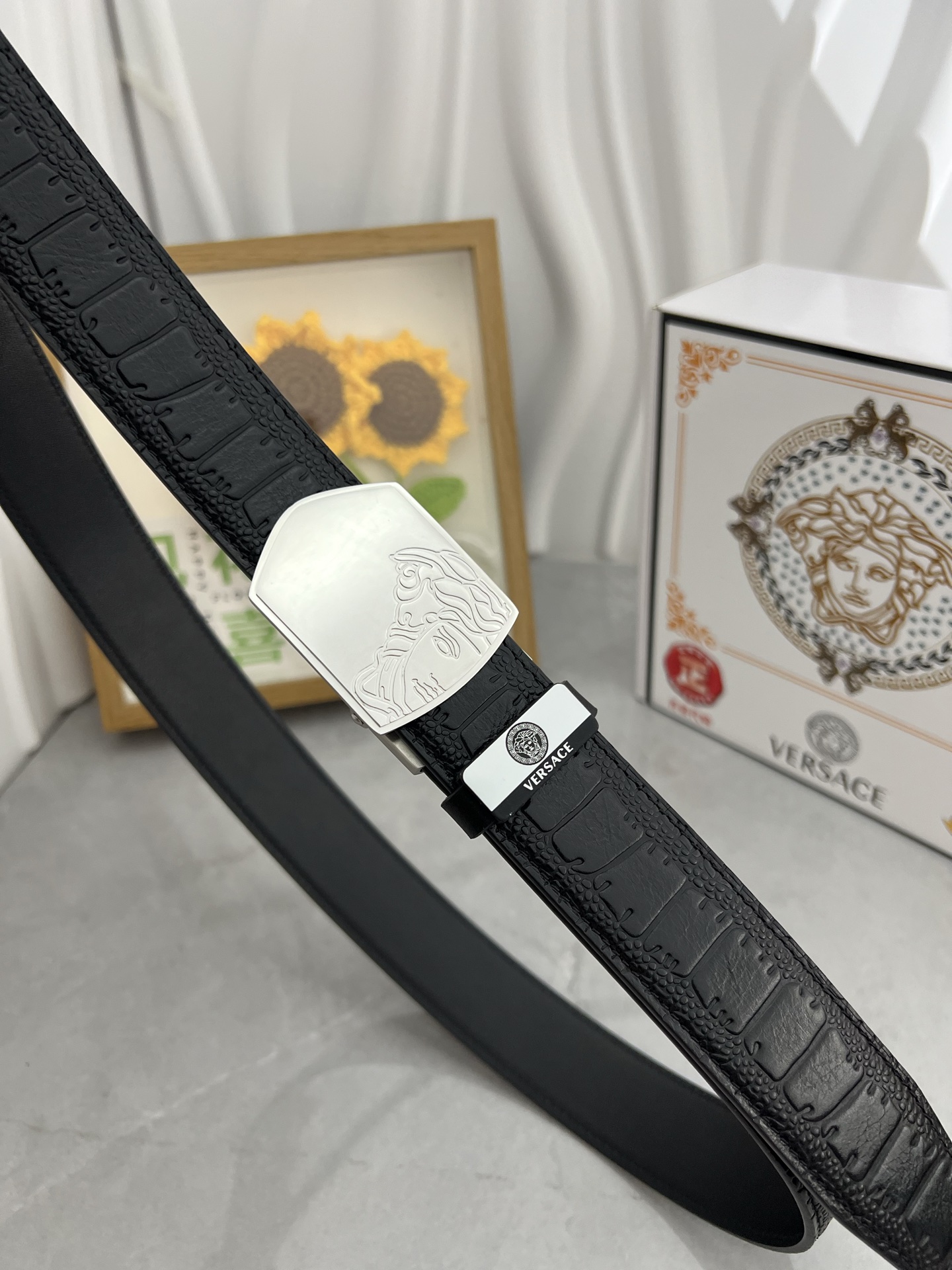 品名：VERSACE.范思哲 💕自动带P210
材质：原单牛皮腰带 百分百头层牛皮腰带✨保证真皮，24K纯钢扣，专柜原单品质、做工精细，时尚大牌，送人自用首选
包装： 请认准如图专柜包装💕赠送打孔器💞手提袋💕专柜礼盒💍宽度3.5CM自动扣