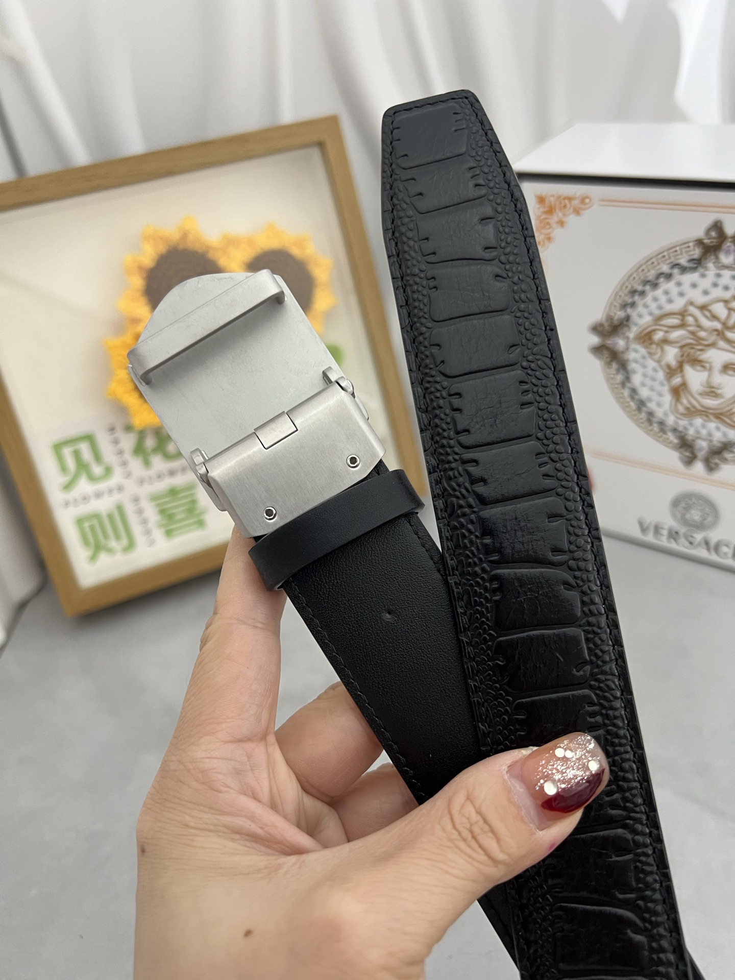 品名：VERSACE.范思哲 💕自动带P210
材质：原单牛皮腰带 百分百头层牛皮腰带✨保证真皮，24K纯钢扣，专柜原单品质、做工精细，时尚大牌，送人自用首选
包装： 请认准如图专柜包装💕赠送打孔器💞手提袋💕专柜礼盒💍宽度3.5CM自动扣
