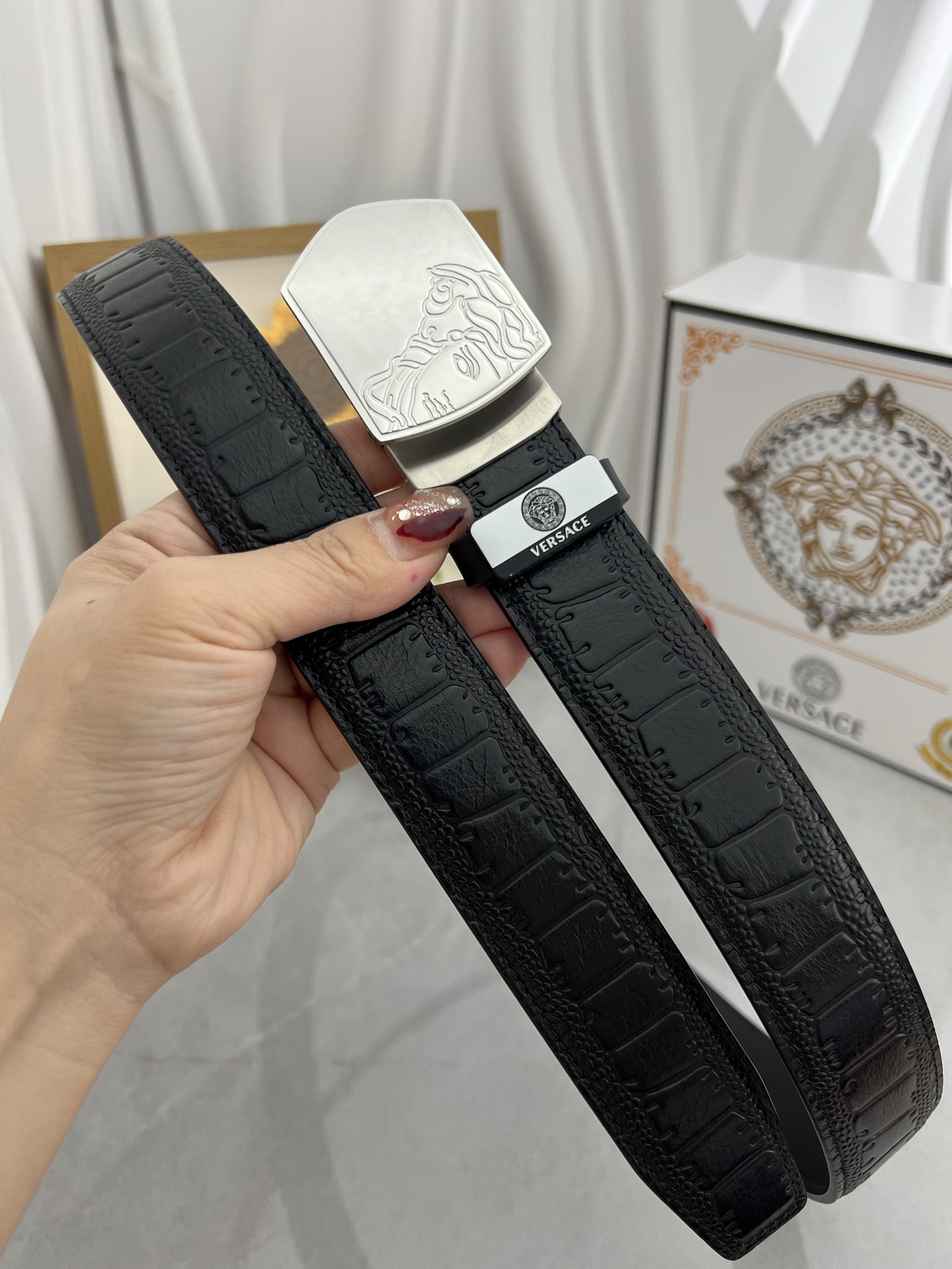 品名：VERSACE.范思哲 💕自动带P210
材质：原单牛皮腰带 百分百头层牛皮腰带✨保证真皮，24K纯钢扣，专柜原单品质、做工精细，时尚大牌，送人自用首选
包装： 请认准如图专柜包装💕赠送打孔器💞手提袋💕专柜礼盒💍宽度3.5CM自动扣