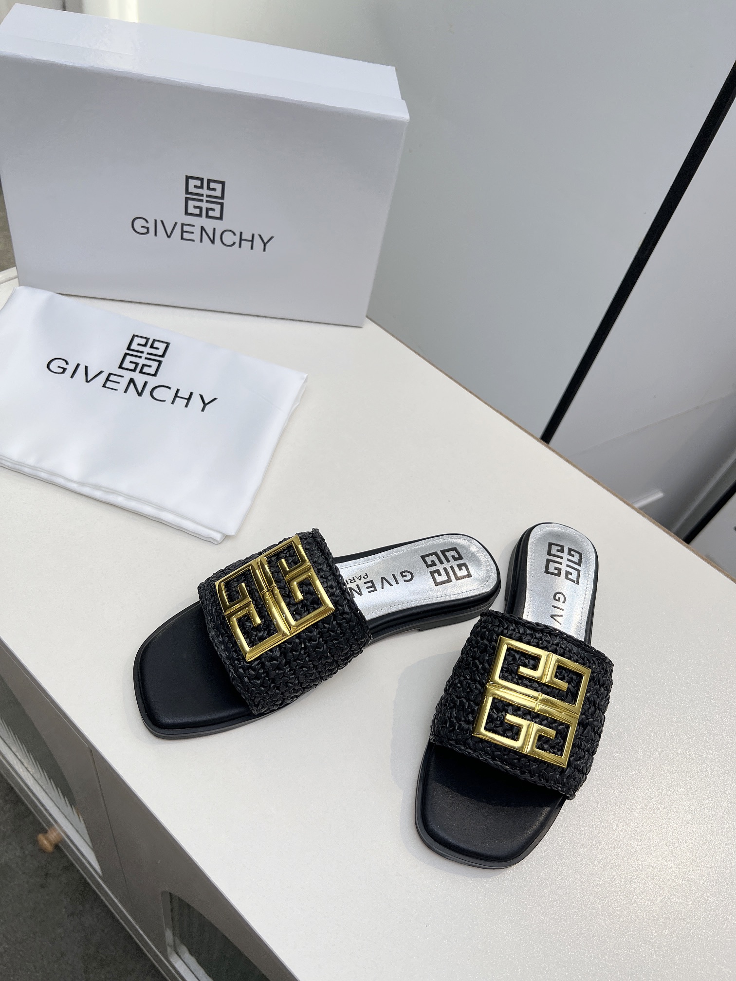 NO:166140,GIVENCHY/Givenchy open-toe flat slippers are shipped. The metal buckle with the brand logo is matched with the metallic silver leather pad, which is high-end and elegant. The upper top layer of cowhide, inner sheepskin, size 35-40. Size 41-43 can be customized. It is available in black~~ apricot color~ color [celebration][celebration][celebration], slippers, given, given, given, slippers, cowhide, sheepskin19860909GIVENCHY/纪梵希露趾平底拖鞋出货了,带有品牌标志的金属饰扣与金属质感的银色皮垫搭配,高端大气上档次.鞋面头层牛皮,内里羊皮,35-40码.41-43码可以订做.有黑色~~杏色～颜色[庆祝][庆祝][庆祝],拖鞋,givenchy,givenchy,slippers,cowhide,sheepskin,Women's Shoes