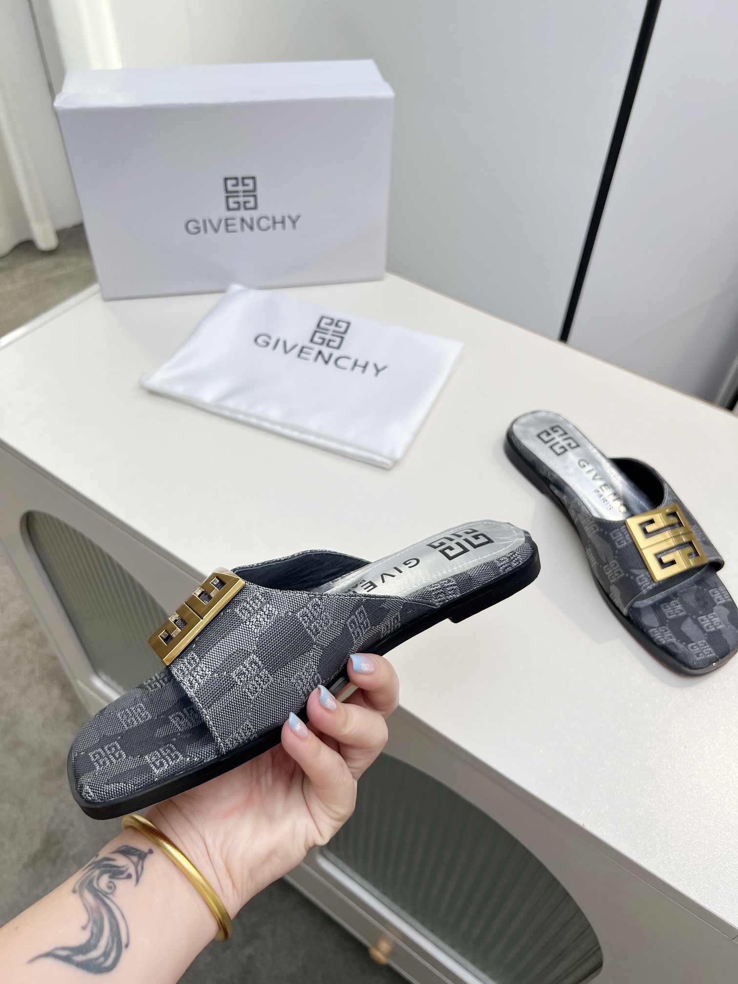 NO:166138,GIVENCHY/Givenchy open-toe flat slippers are shipped. The metal buckle with the brand logo is matched with the metallic silver leather pad, which is high-end and elegant. The upper top layer of cowhide, inner sheepskin, sizes 35-40. Size 41-43 can be customized. [Celebration] [Celebration], slippers, given, given, slippers, cowhide, sheepskin19860909GIVENCHY/纪梵希露趾平底拖鞋出货了,带有品牌标志的金属饰扣与金属质感的银色皮垫搭配,高端大气上档次.鞋面头层牛皮,内里羊皮,35-40码.41-43码可以订做.[庆祝][庆祝][庆祝],拖鞋,givenchy,givenchy,slippers,cowhide,sheepskin,Women's Shoes