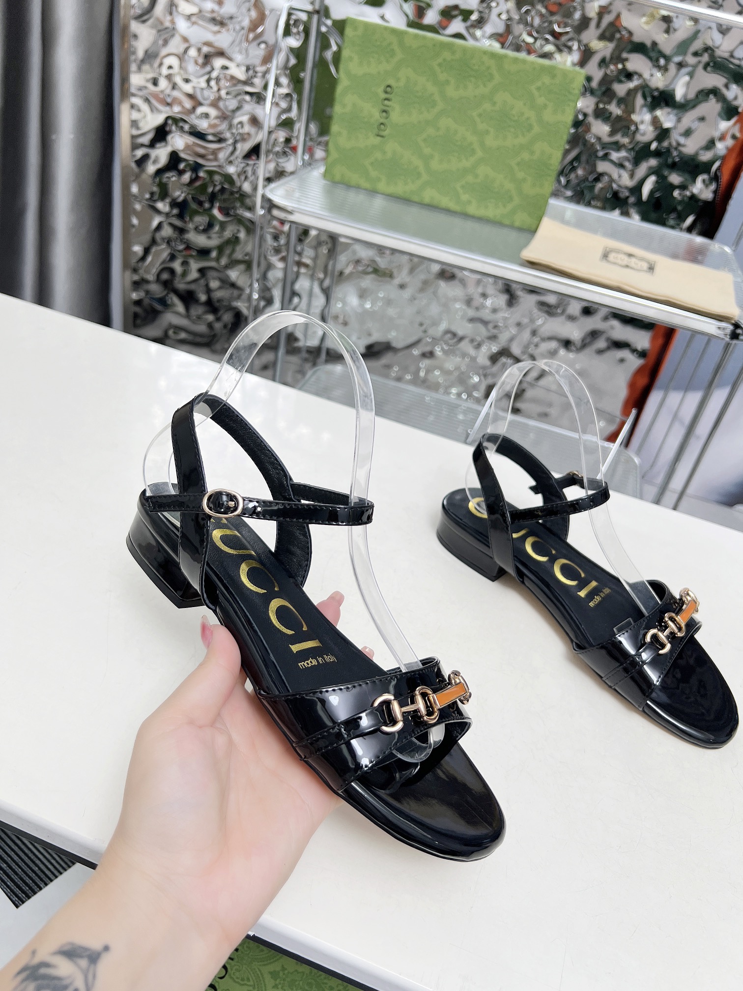 NO:245424,Gucci 2025 new horse-bit sandals!  High heels are versatile and slim, and the original 1:1 hardware is used!  The fabric is made of first layer of cow patent leather!  Inner footrest sheepskin color black/white/pink heel height 3 cm size 35-41#, sandals, gucci, gucci, sandals, sheepskin19860909Gucci古驰2025新款马衔扣凉鞋！高跟百搭显瘦、受用原版1:1五金！ 面料采用头层牛漆皮！ 内里垫脚羊皮 颜色黑色/白/粉 跟高3厘米 码数35-41#,凉鞋,gucci,gucci,sandals,sheepskin,Women's Shoes