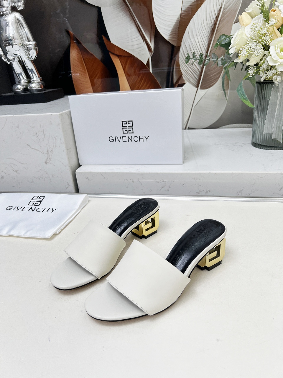 Fashionable Heel Slipper Style in Black Cow and Sheep Skin, Rubber Sole – Size 35/41.