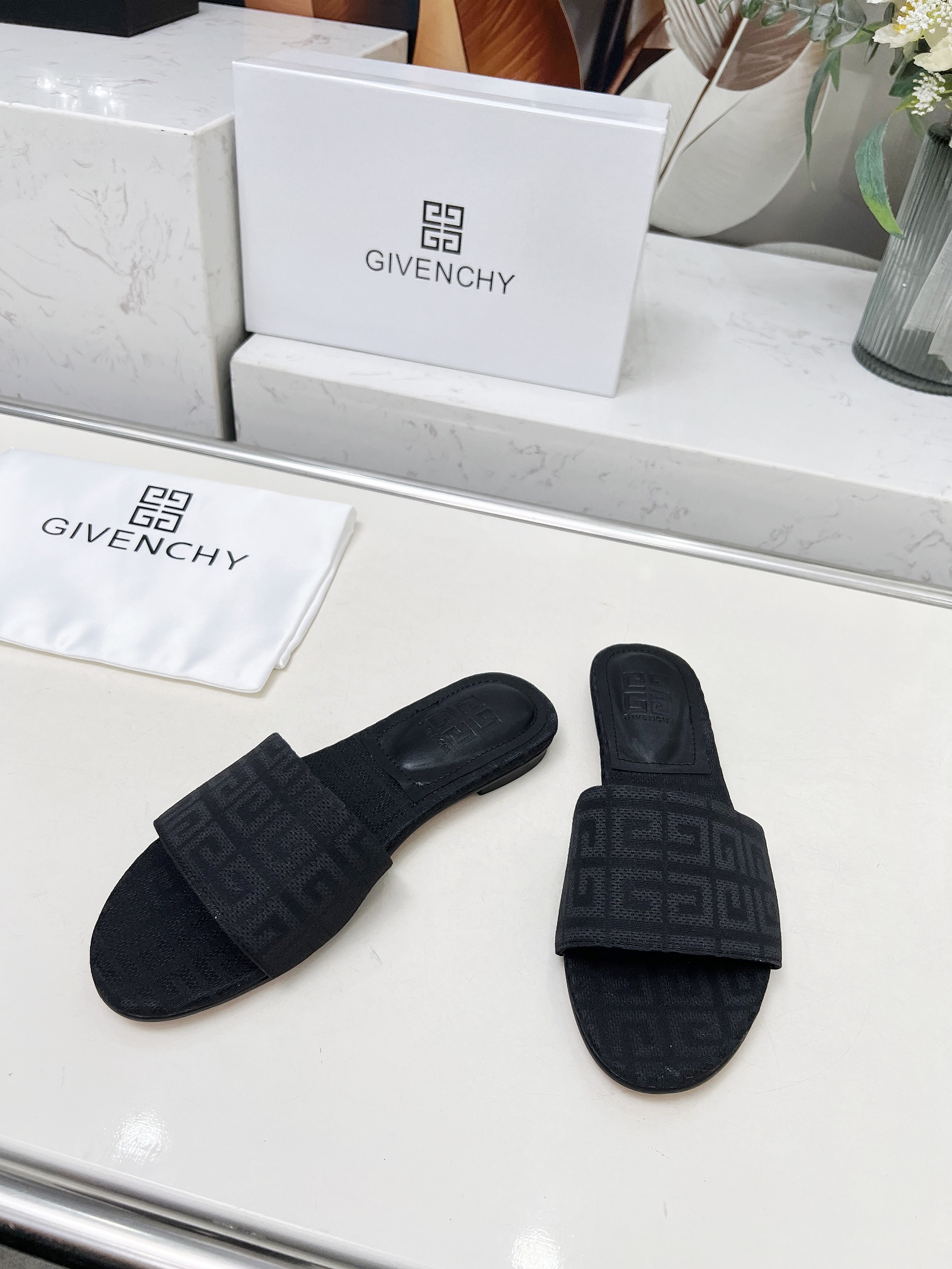 Fashion Brahma Shoes 2005: Stylish Sandals with Quatian Material and Sheep Skin