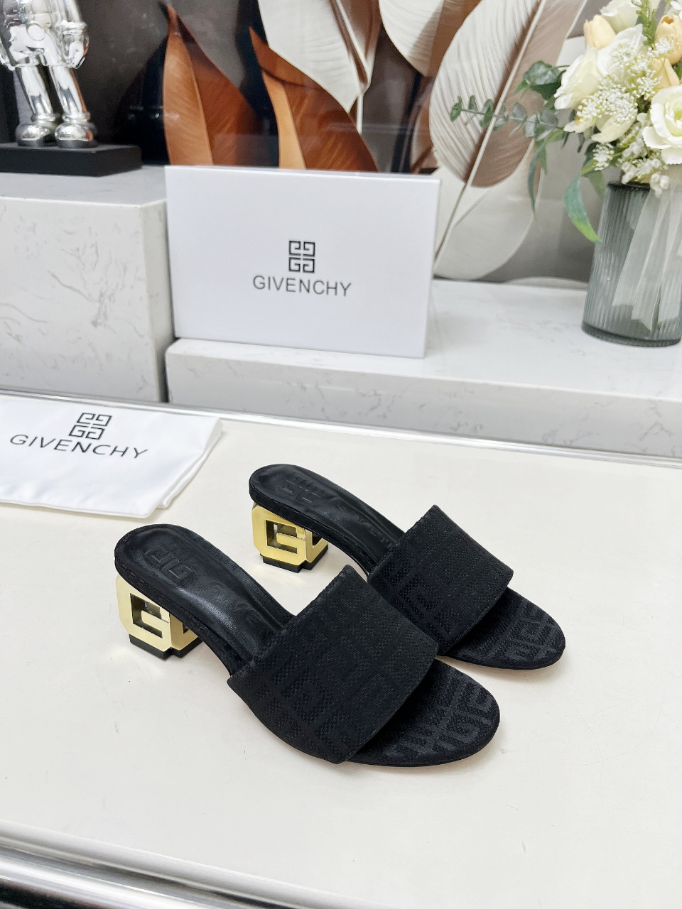Fashionable Heel Slipper in Black Cow Skin with Sheep Skin Interior, Rubber Sole. Size 35-41. Price: £400. - 图片 4
