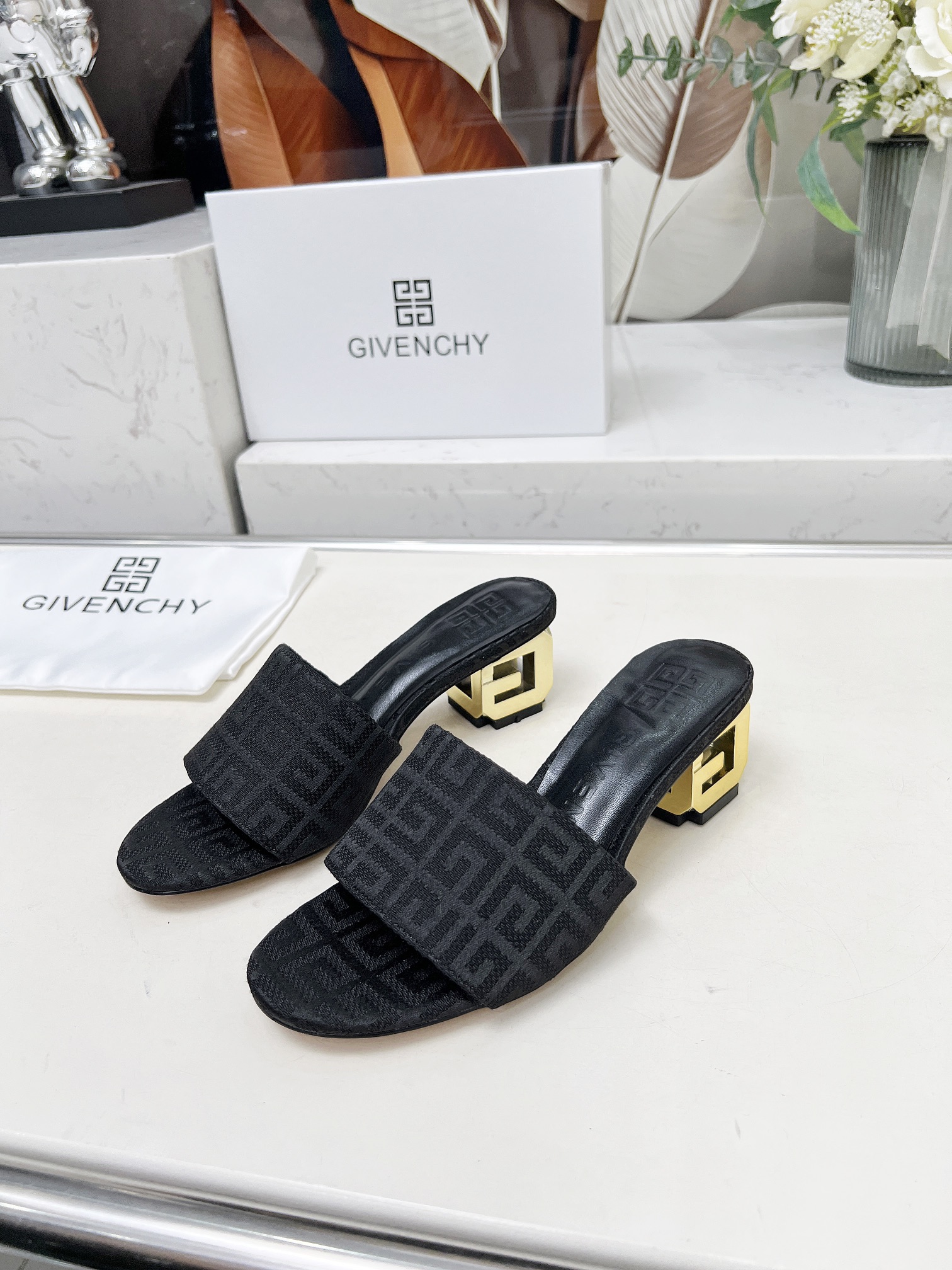Fashionable Heel Slipper in Black Cow Skin with Sheep Skin Interior, Rubber Sole. Size 35-41. Price: £400. - 图片 1