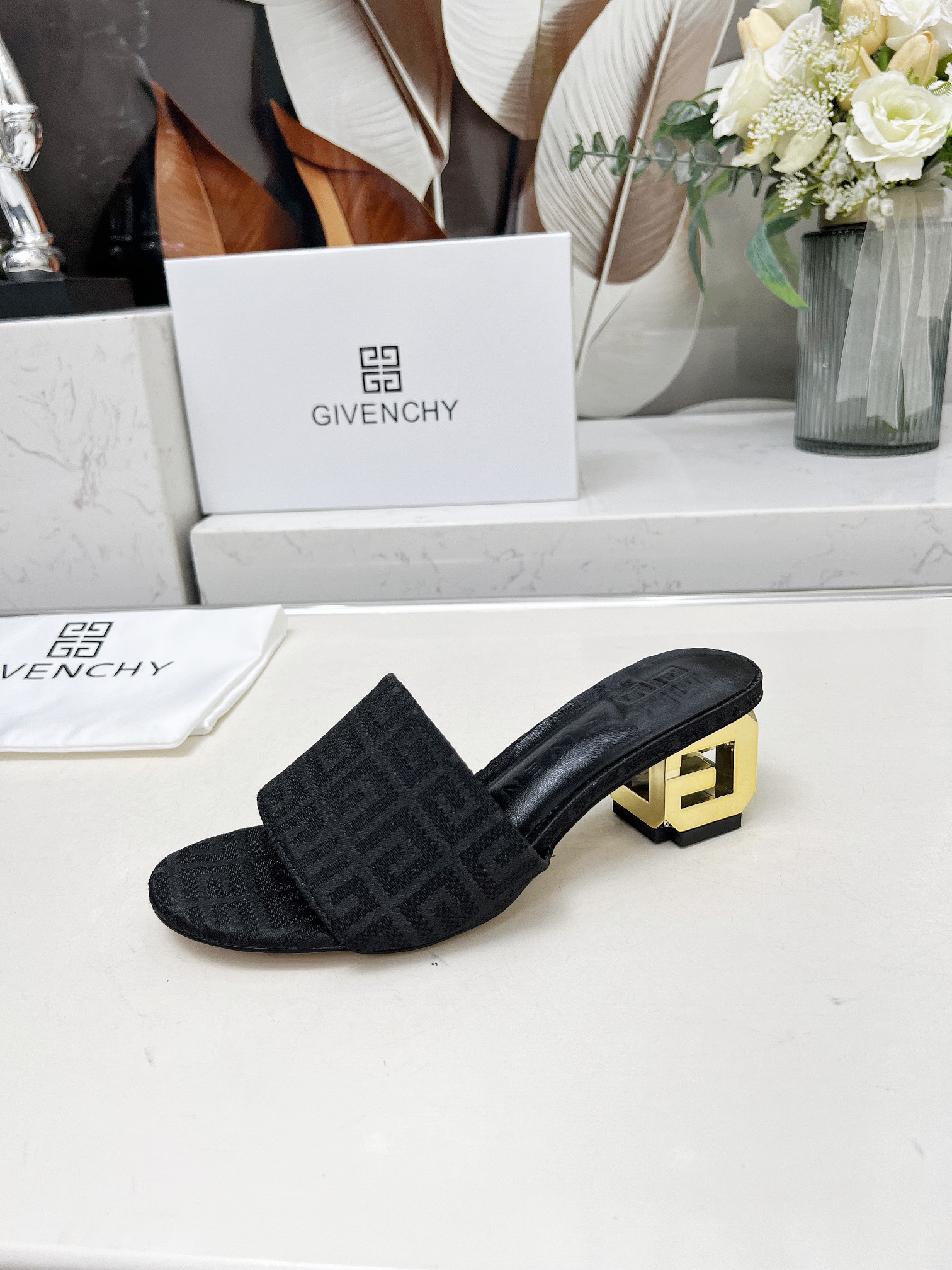 Fashionable Heel Slipper in Black Cow Skin with Sheep Skin Interior, Rubber Sole. Size 35-41. Price: £400. - 图片 5