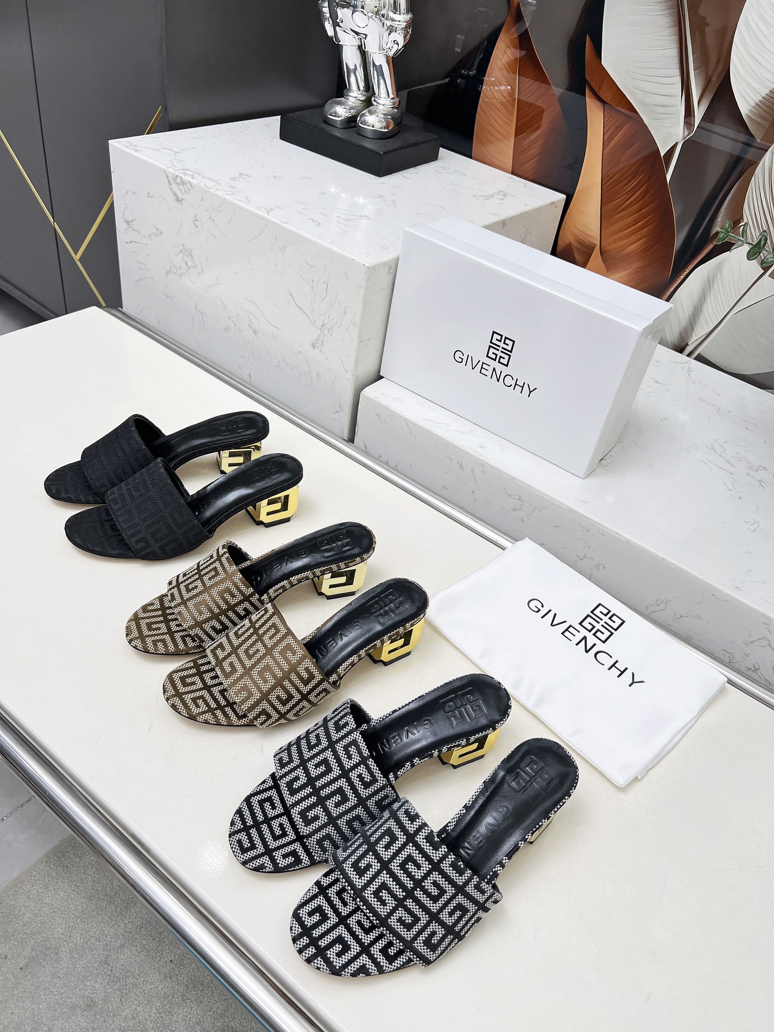 Fashionable Heel Slipper in Black Cow Skin with Sheep Skin Interior, Rubber Sole. Size 35-41. Price: £400. - 图片 8