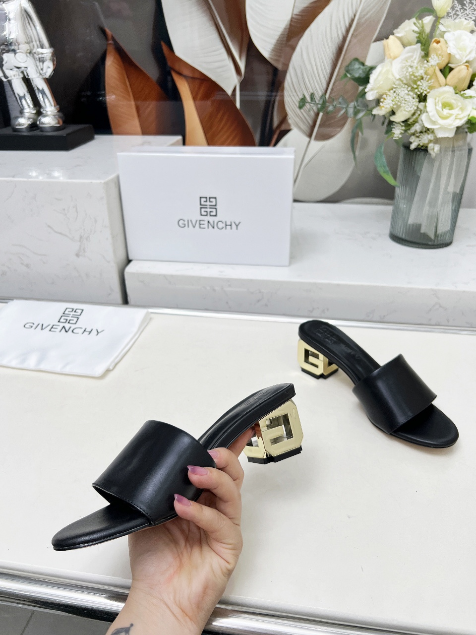 Fashionable Heel Slipper: Brahma 2005 Style in Black Cow Skin, Sheep Skin Lining. - 图片 4