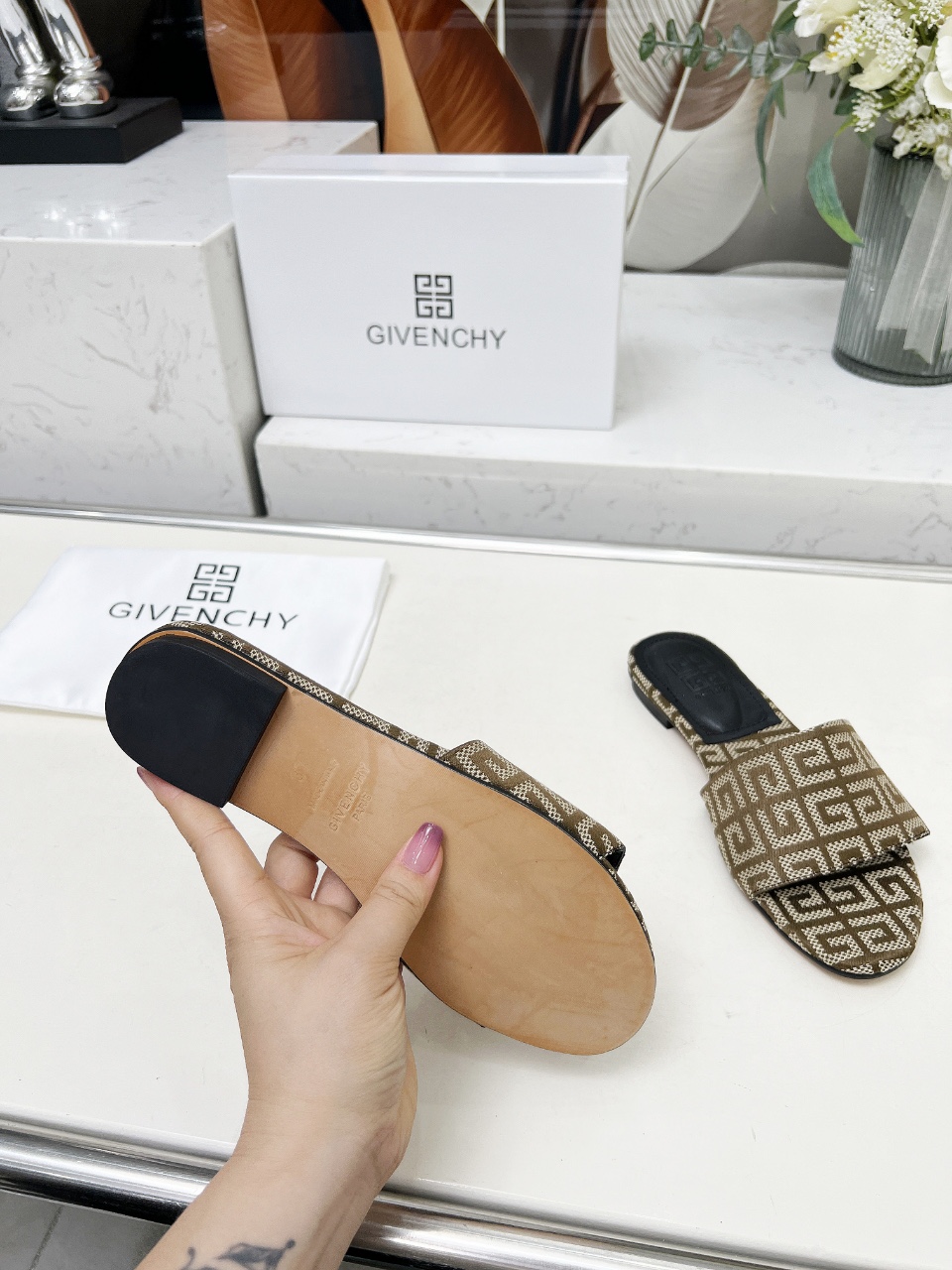 Fashion Brahma Shoes 2005: Stylish Sandals with Quatian Material and Sheep Skin Insoles - 图片 7