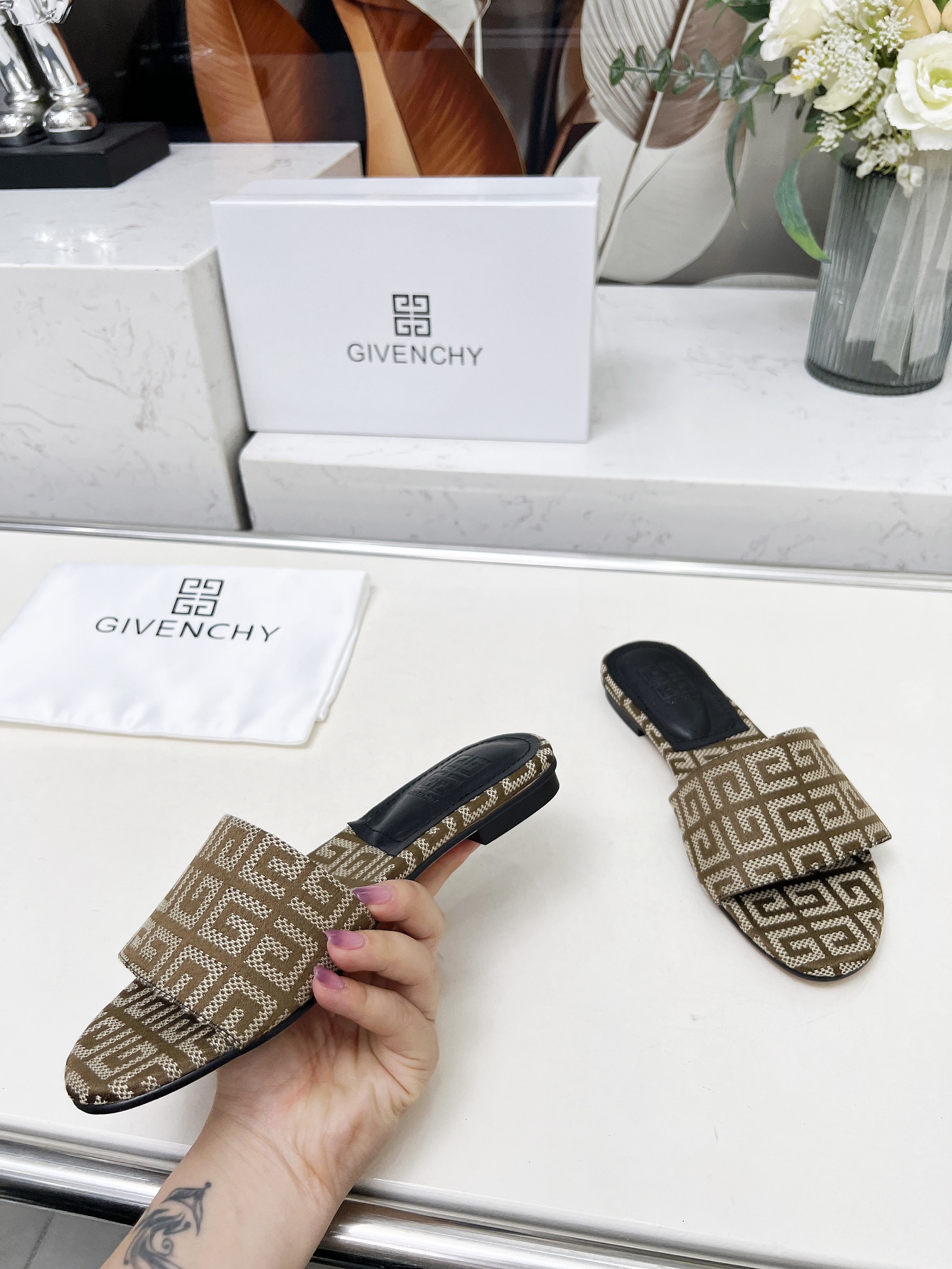 Fashion Brahma Shoes 2005: Stylish Sandals with Quatian Material and Sheep Skin Insoles - 图片 6