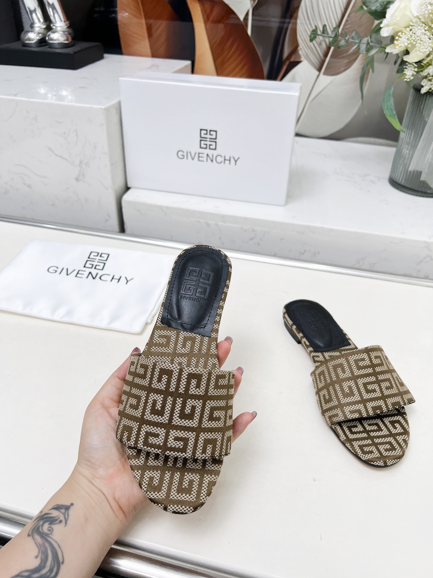 Fashion Brahma Shoes 2005: Stylish Sandals with Quatian Material and Sheep Skin Insoles - 图片 4