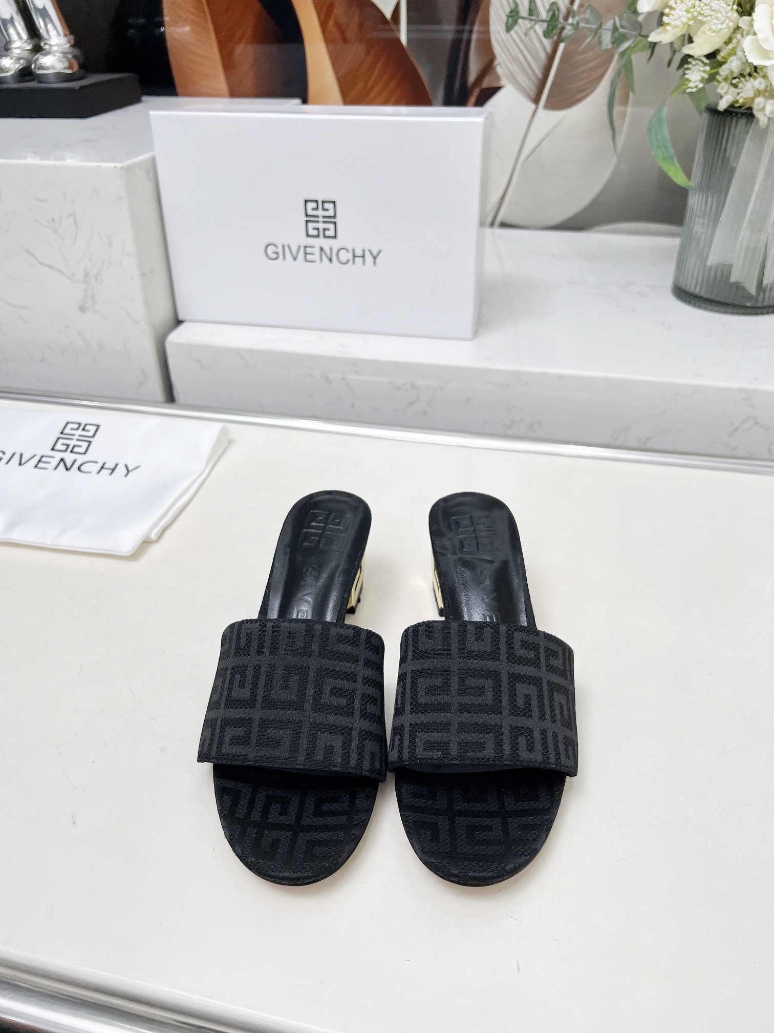 Fashionable Heel Slipper in Black Cow Skin with Sheep Skin Interior, Rubber Sole. Size 35-41. Price: £400. - 图片 2