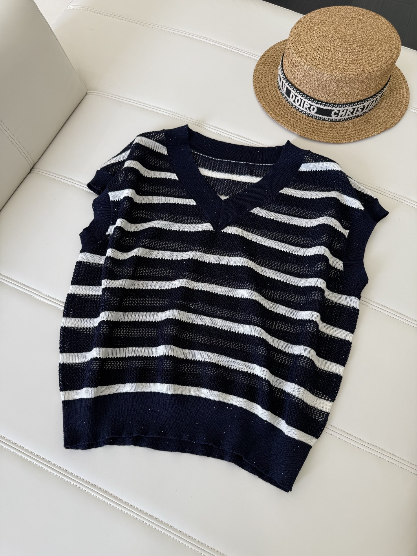 NO:433331,2302025 spring and summer fashion celebrity style V-neck sweater T-shirt. The fabric is flexible, the texture is clear, comfortable and breathable, and the spring and summer wear is just right. Contrasting stripes design, rich layers, breaking the monotonym. Hollow texture, slightly transparent effect, looming, and has a feel. Classic color system, daily matching, can easily control various occasions, tees, t-shirt, alexander wang198609092302025春夏时尚名媛风V领针织衫T恤 面料柔韧,肌理清晰,舒适透气,春夏穿着正合适 撞色条纹设计,丰富层次,打破单调感 镂空肌理,微透效果,若隐若现,莄有feel 經典色系,日常佰搭,可轻松驾驭ge种场合,,tees，t-shirt,alexander wang,Women's clothing