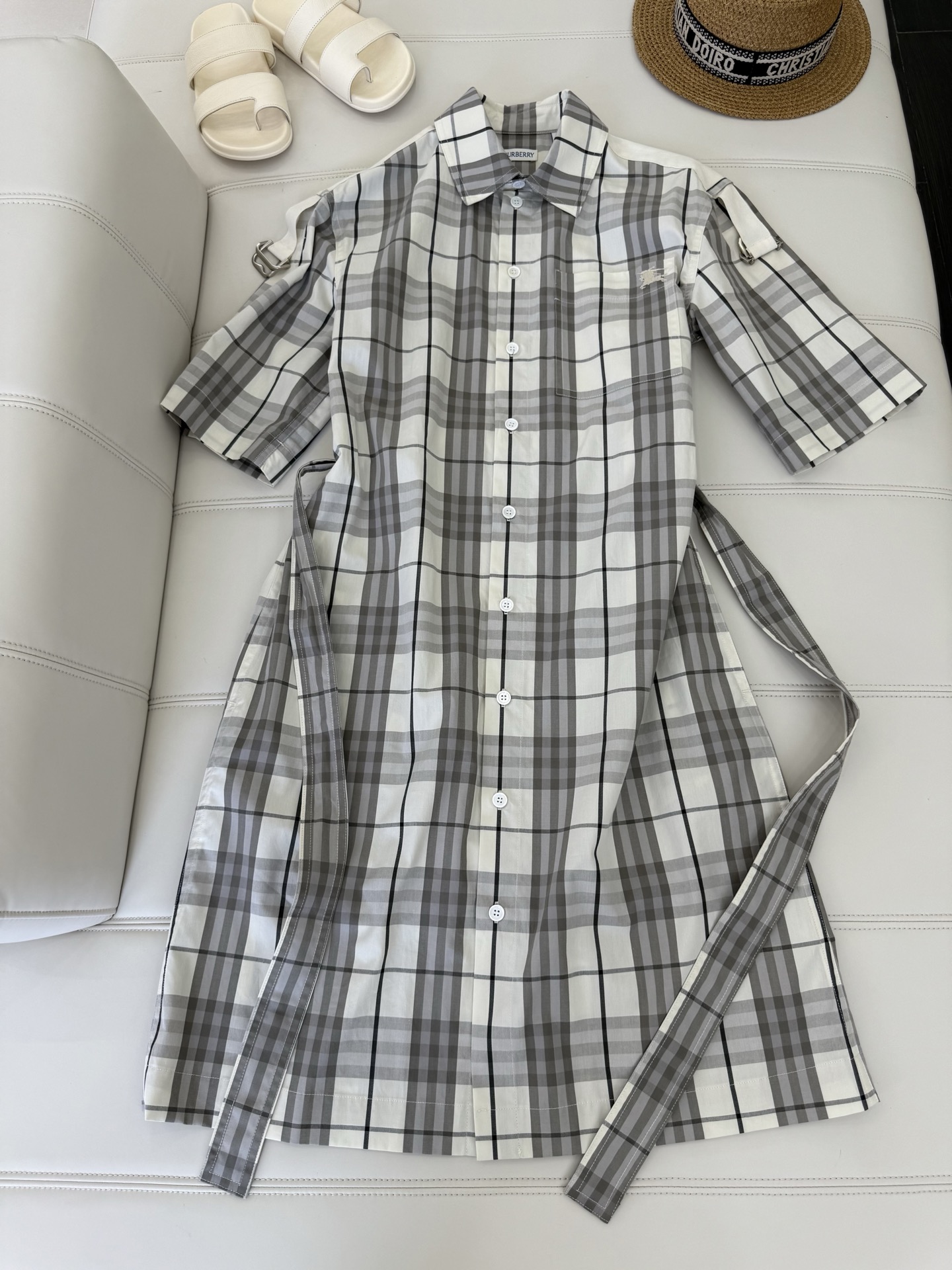 NO:434653,Burberry checked, can be called the password for temperament!  At first glance, it may be low-key, but the more you look at it, the longer the charm is, the longer it feels. Its beauty does not flow to the surface, but naturally comes from the exquisite pattern and delicate colors. Whether worn alone or matched, you can easily grasp the elegant style. Although there are many plaids on the market, it is difficult to compare with it. Only when you see the real thing with your own eyes can you understand how amazing this extraordinary charm is!  ,burberry,alexander wang19860909巴宝莉格纹,堪称气质密码！初看或许低调,可越端详越觉韵味悠长.它的美,不流于表面,是从精致格型与细腻色彩中自然晕染而出.无论单穿还是搭配,都能轻松拿捏优雅格调.市面上个格纹虽多,却难有能与之媲美的.亲眼见到实物,才懂这超凡魅力有多摄人心魄！,,burberry,alexander wang,Women's clothing