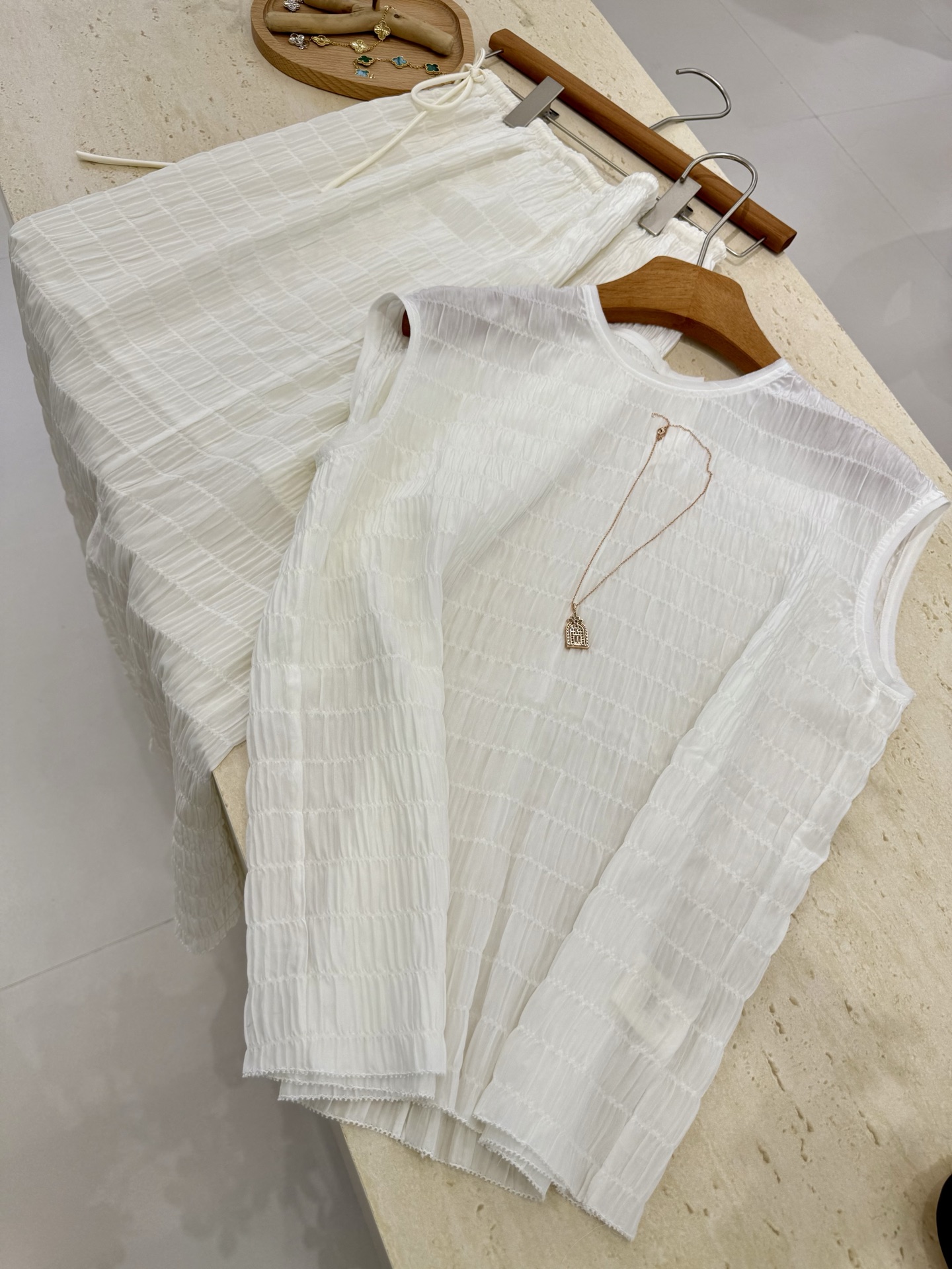 NO:434658,Top * Metal jewelry embellishments for dinner events, silk and jewelry, instantly becoming the focus. * Slimming, not showing breasts, slightly loose style + lining design, cleverly modifying the body shape, and a slightly fat figure can be controlled. * Easy to manage pre-shrinking process, shrinkage rate is lower than 3, and daily care is more worry-free., real silk, alexander wang19860909上衣 * 晚宴活动金属饰品点缀,真丝与珠宝辉映,瞬间成为焦点. * 显瘦不显胸略宽松版型+内衬设计,巧妙修饰身形,微胖身材也能驾驭. * 易打理预缩工艺处理,缩水率低于3,日常护理更省心.,,real silk,alexander wang,Women's clothing