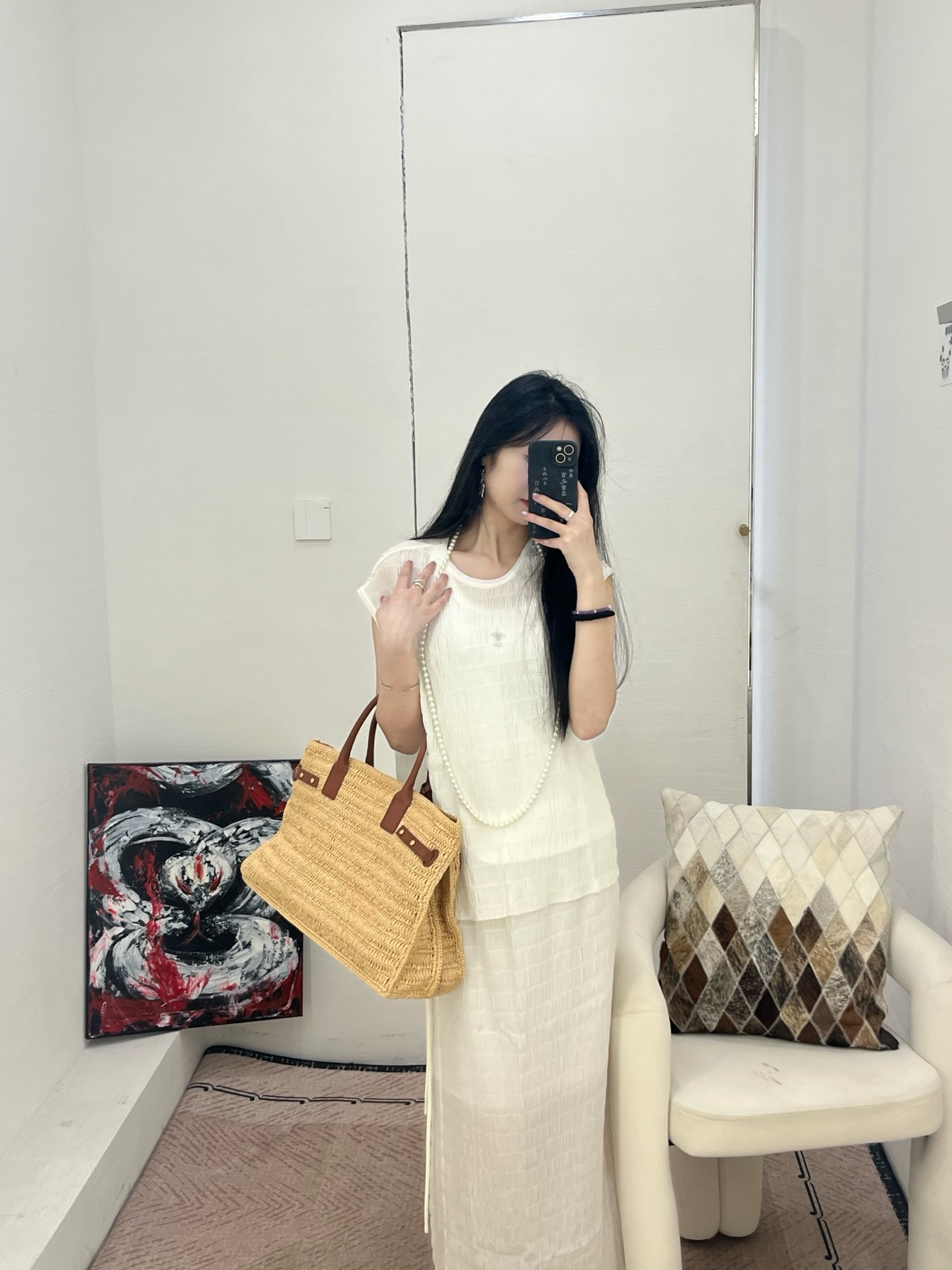 NO:434664,Top Skirts Crepe silk sleeveless suit skirt | Elegant and cool summer muse 1. Fabric and touch * 14 Mmi Crepe silk selected high-density mulberry silk, smooth and draped like a second layer of skin, with pearl-like luster and matte texture, breathable and antibacterial, and cool and not stuffy in summer. * Heavy and light, but light, the material is solid. The hem of the skirt is lively and flowing when walking, and the folds are naturally stretched, showing a high-end flow. 2. Design highlights * Sleeveless round neck cut with simple and neat sleeveless design, revealing slender arm lines; the classic round neck modify the neck curve, set off the collarbone and swan neck, making it look slim and elegant.,, skirts, real silk, alexander wang19860909上衣 裙子 双绉真丝无袖套装裙 | 优雅与清凉的夏日缪斯 1. 面料与触感 * 14姆米双绉真丝精选高密度桑蚕丝,柔滑垂坠如第二层肌肤,自带珍珠般光泽与磨砂质感,透气抑菌,夏日穿着清凉不闷热. * 重磅轻盈虽轻薄却用料扎实,行走间裙摆灵动飘逸,褶皱自然舒展,尽显高级流动感. 2. 设计亮点 * 无袖圆领剪裁简约利落的无袖设计,展露纤细手臂线条；经典圆领修饰颈部曲线,衬托锁骨与天鹅颈,显瘦显气质.,,skirts,real silk,alexander wang,Women's clothing